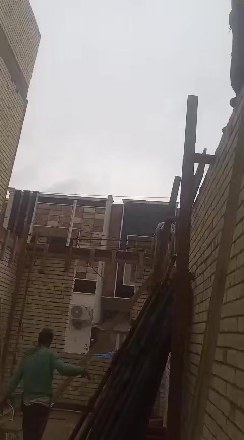 رغم زخات المطر، استمرار أعمال القالب الخشبي في أحد المواقع المكلفين بتنفيذها.

مكتب التجمع
تصميم، تنفيذ، ترميم، صيانة وكافة التعهدات العامة
***********
