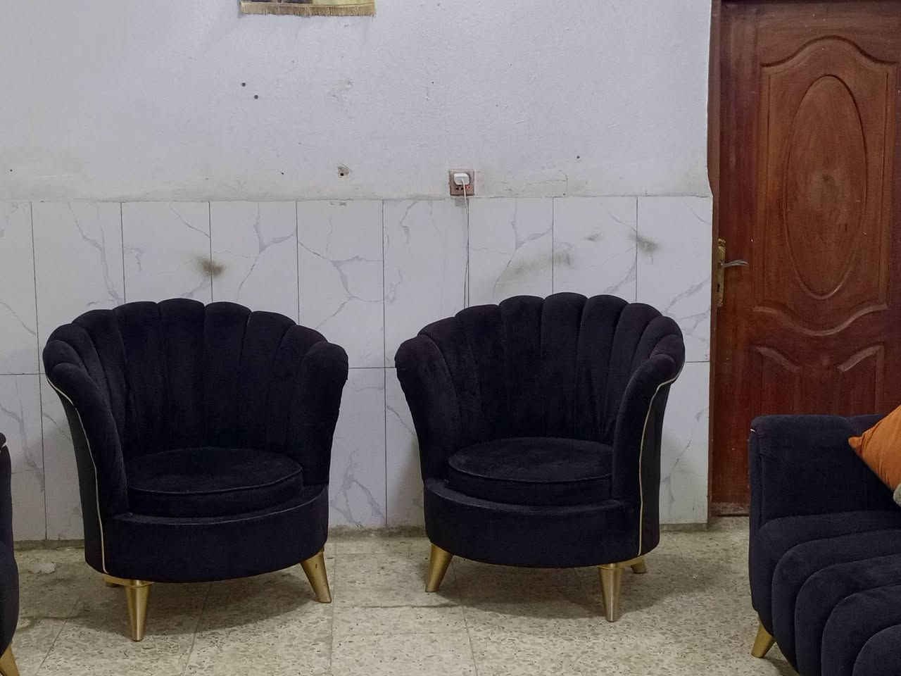 تخم تكمه نظيف جدا 8مقاعد ب240الف وبي مجال المكان الوشاش *********** يوجد توصيل بكروة  يوجد واتس اب
