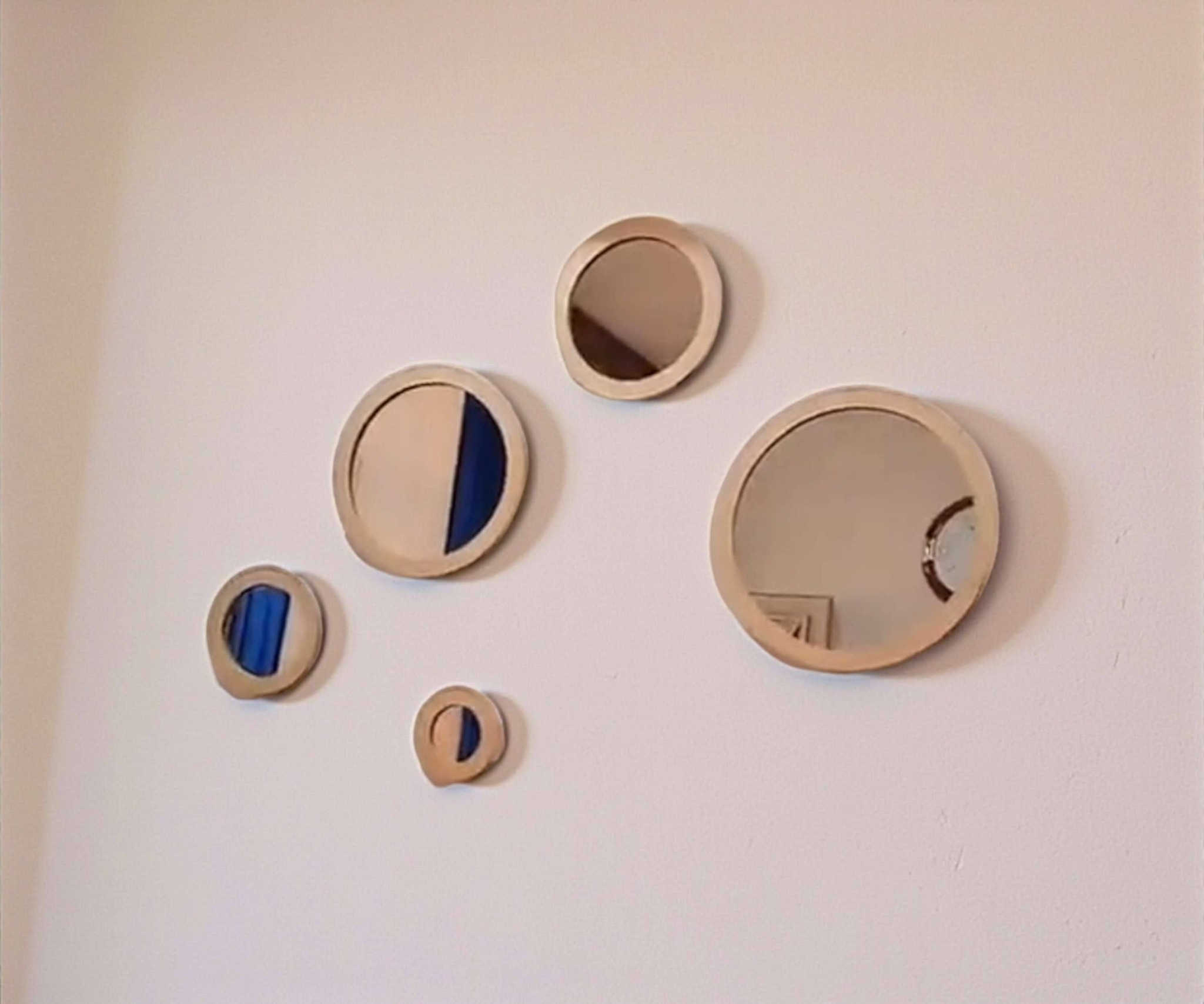 📌توفرت كمية محدودة 📌طقم مرايا دائرية بإطار ذهبي فاخر
مناسبة لـ: غرف النوم، الصالات، الممرات، غرف المعيشة والمكاتب.
لمسة أنيقة وعصرية تضيف فخامة لجدران منزلك وتمنح إحساسًا بالاتساع والإضاءة.
المميزات:
📌عدد 5 مرايا دائرية 📌
 بأحجام مختلفة (الكبيرة قطرها 36 سم).4
إطار ذهبي لامع.
خفيفة وسهلة التثبيت .
إمكانية ترتيبها بأشكال متنوعة تناسب ذوقك.
خامات عالية الجودة وانعكاس نقي.
المحتويات:
5 مرايا دائرية بإطارات خشبية ذهبية جاهزة للتثبيت.

📌📌توصيل جميع محافظات العراق 📌📌
--
📌السعر 20 الف فقط شامل التوصيل سارع بالحجز 📌

📌للحجز اكتب تم بالتعليقات ونرد عليك 😘📌


**إذا كنت صاحب هذا الإعلان وتريد حذفه لأي سبب، رجاءا أرسل رسالة إلى الدعم الفني**