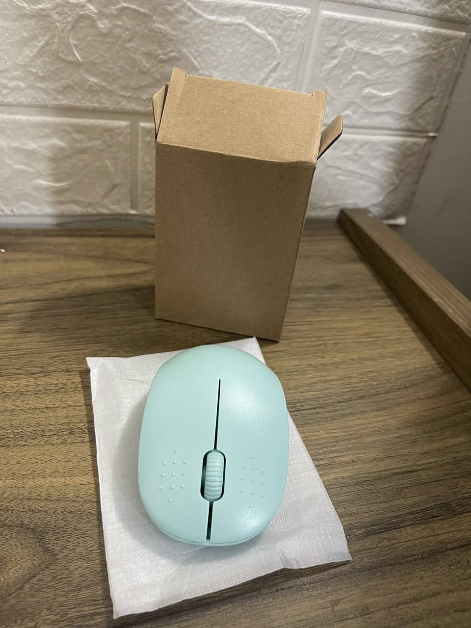 1-هذا المنتج هو ماوس ألعاب ضوئي سلكي من علامة LESHP، ويتميز بالمواصفات التالية:
الإضاءة: إضاءة LED تتنفس بـ 7 ألوان. 
الأزرار: يحتوي على 7 أزرار، بما في ذلك أزرار للتحكم في السرعة (DPI) وأزرار للأمام والخلف. 
الدقة: سرعة DPI قابلة للتعديل بين 1200، 1600، 2400، و 3200. 
الاتصال: توصيل سلكي عبر واجهة USB، يدعم التشغيل الفوري (Plug and Play). 
 
2-  ماوس لاسلكي باللون الأخضر الفاتح (Mint Green)، 
المواصفات الأساسية:
نوع الاتصال: لاسلكي بتقنية 2.4G عبر مستقبل "USB Nano" صغير.
المميزات:
نقرات صامتة: مصمم بتقنية تمنع الضوضاء أثناء النقر، مما يجعله مناسباً للاستخدام في الأماكن الهادئة.
الدقة: تصل دقة التتبع إلى 1600 DPI لضمان حركة دقيقة.
البطارية: يعمل عادةً ببطارية واحدة من نوع AA (يتم تركيبها في الجزء السفلي من الماوس).
التوافق: يعمل مع أنظمة ويندوز، وماك، والتابلت، وأجهزة اللابتوب والكمبيوتر الشخصي. 
 
الاسود متوفر منه قطعتين والابيض 9 قطع 
البيع اذا شلع 40 مع التوصيل 
واذا مفرد الاسود ب 6 والابيض ب 4


**إذا كنت صاحب هذا الإعلان وتريد حذفه لأي سبب، رجاءا أرسل رسالة إلى الدعم الفني**