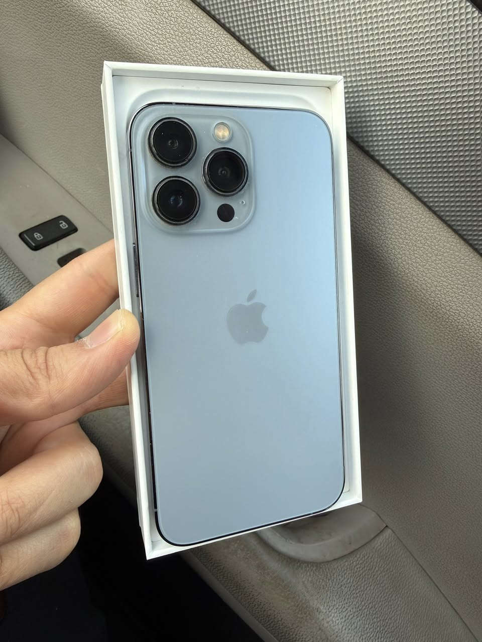 للبيع مستخدم 
آيفون ١٣ برو فقط (و ليس الماكس الكبير)
الذاكرة 256GB 
البطارية ٧٧٪‏
نسخة الدبل شريحة (الاصدار الصيني Z/A) نموذج M
اللون البحري المميز و النظافة ٩٥٪‏ الشاشة اي خدش ما بيهة و فقط خدش بسيط بالاطار الجانبي
مع كارتون الاصلي و كافة الملحقات بالاضافة لملحقات اضافية (اصلية) حصراً.
الملحقات:
1- كيبل تايب سي الى لايتننگ فئة starlink اصلي من شركة Wiwu يدعم حتى ايفون ١٤ برو ماكس
2- كيبل يو اس بي الى لايتننگ اصلي من شركة Wiwu 
3- شاحنة ابل الاصلية 20 واط  
4- كفر ظهر اصلي يدعم magsafe من شركة Wiwu 
5- توصالة OTG اصلية من شركة MCDODO من لايتننگ الى أي فلاش او هارد USB 
المكان: النجف الاشرف، مجمع طيبة النجف- خلف المعهد الفني
او 
نهاية شارع المدينة- قرب حمام الرسول
ما عندي توصيل للاسف
رقم الهاتف: ***********
السعر: ٤٩٥ الف قفل
