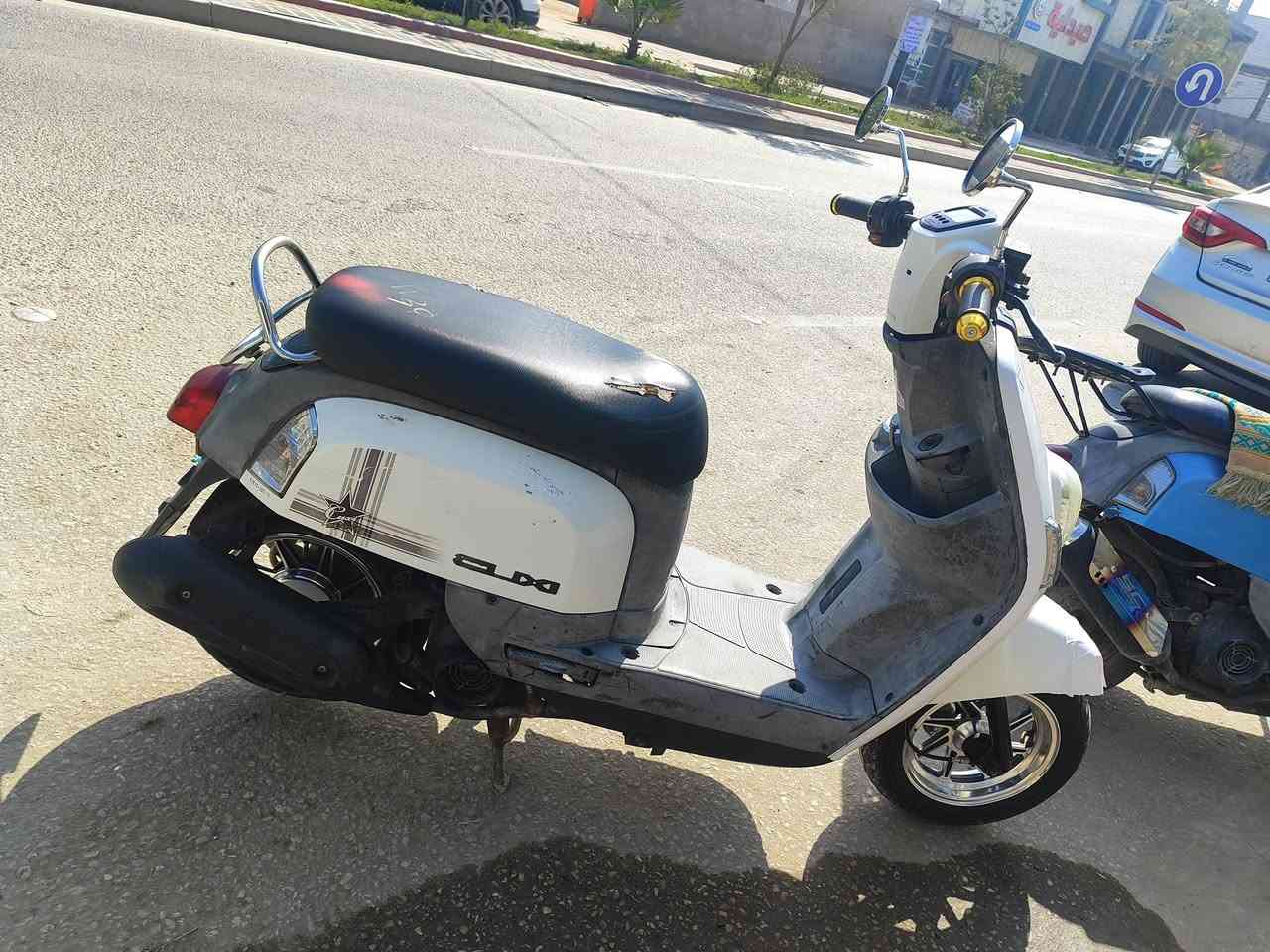 دراجه للبيع صارله شهرين من طالعه رمبه ***********
