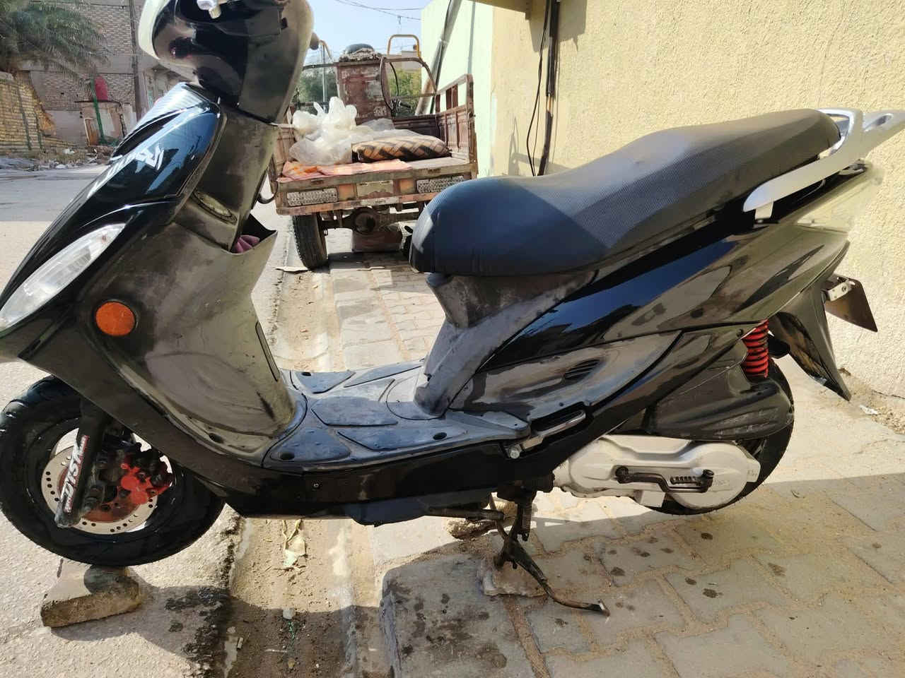 سلام عليكم دراجه كامكو جي 4 نظيفه.دراجه نظيفه وكل شيء ما بيها كلها شغاله..دراجه كل نقص ما بيها.محرك ما مفتوح.السعر 550 وبيها مجال.مكان نجف.***********
