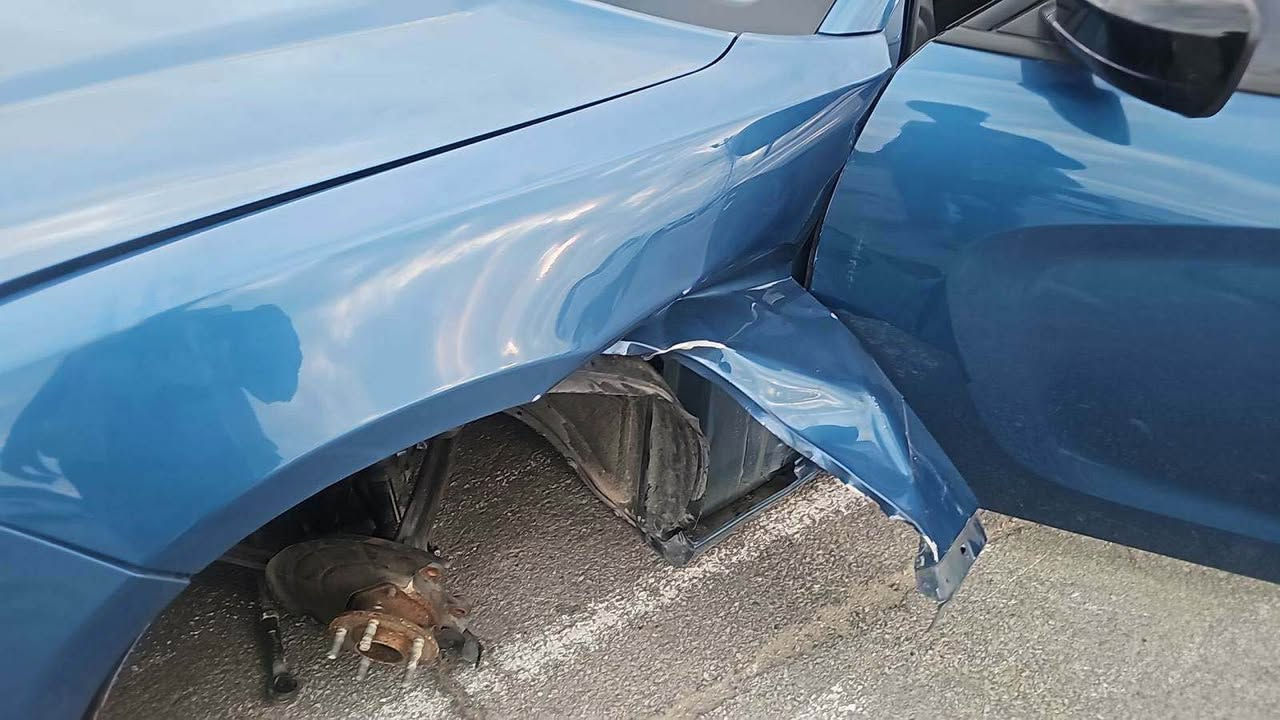 السلام عليكم 
جالجر موديل 2023 اللون بحري حادثه موضح بلصور بدون دواخل وبدون ايرباك 
الجاملغ نفسه معدل ومصبوغ نصه 
ماشيه 73 الف 
حساس خلفي 
شاشه جبيره 
تحكم ستيرن
كشن كهرباء
كشنات حضن ابيض 
وباقي المواصفات المعروفه بل جالجر
رقم اربيل شرط التحويل 
العنوان بغداد
السعر 240 وبيهه مجال بسيط حك الجيه
*********** بغداد, العراق
