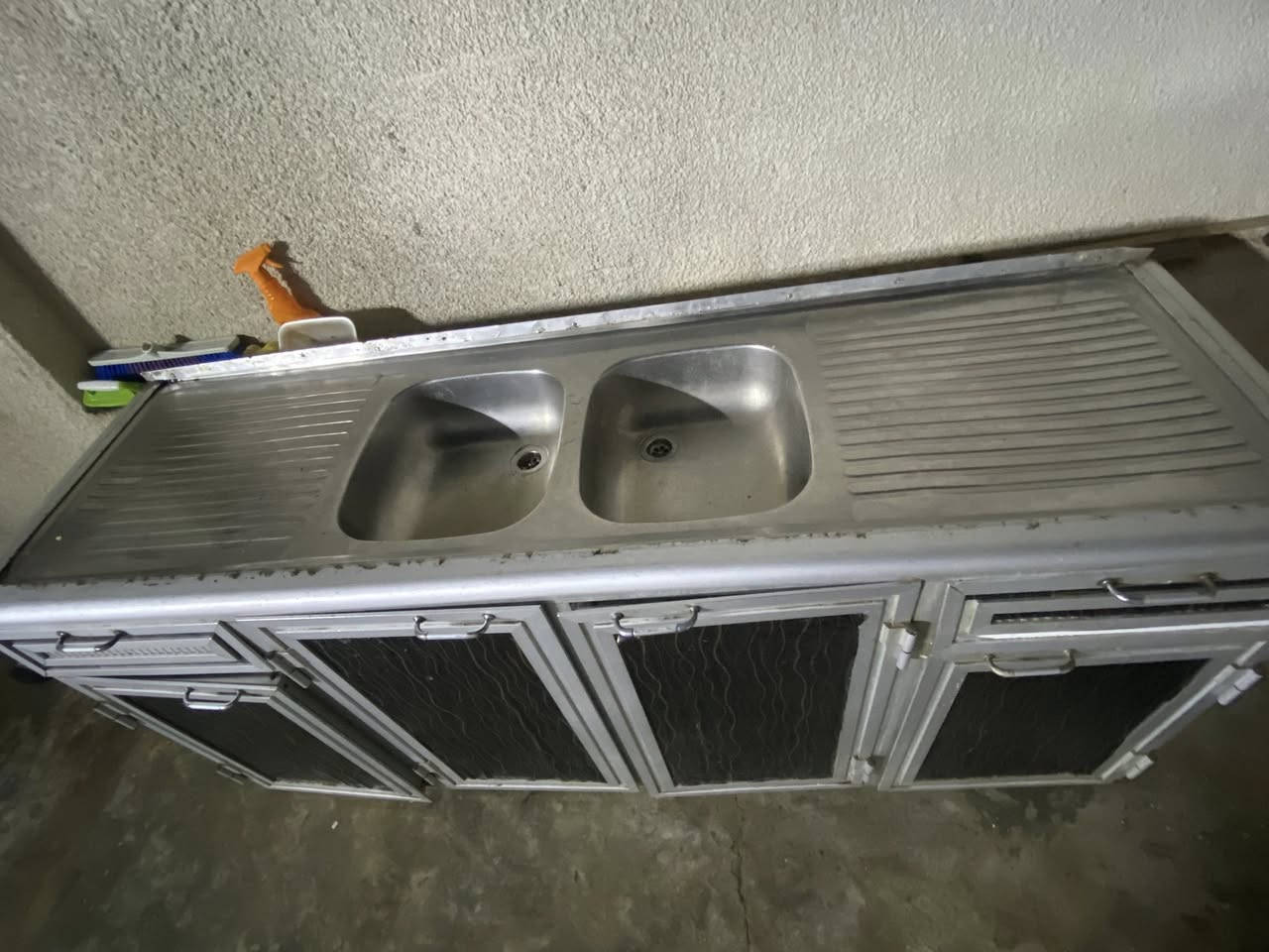 سنك حوضين المنيوم باله اوربي مستعمل للبيع حجمه كبير طوله مترين وشويه  بسعر 100 الف للاستفسار اتصل على ***********
