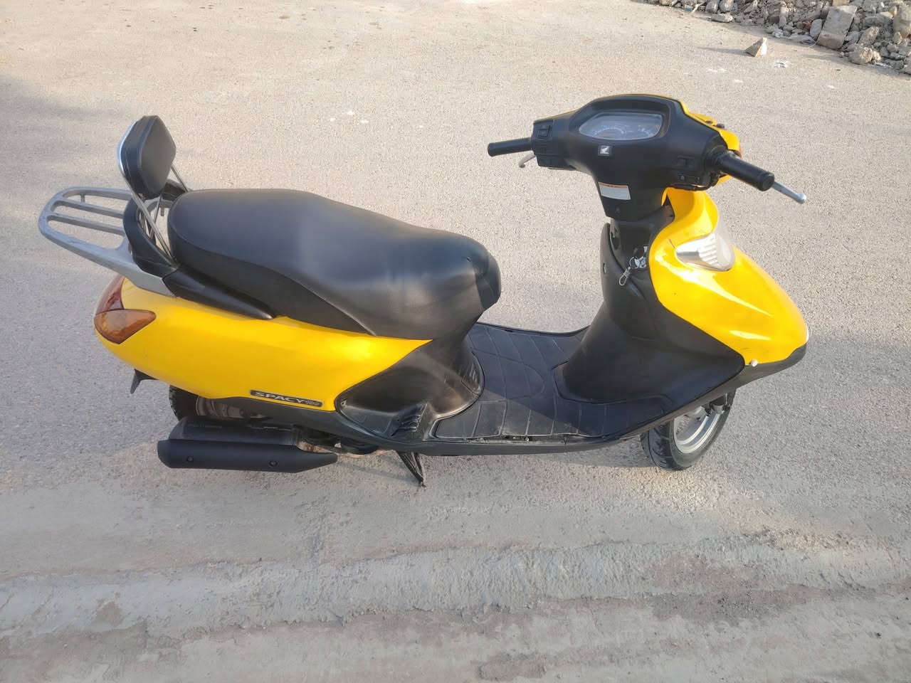 السلام عليكم اسبيسي ياباني لبيع كفرات اصليه يابانني كهربايات كله شغاله سلف هندر دراجه كامله شلعه معدل فول قفل جنطه قفل ستيرن كله شغال اي نقص عنوان كوت لستفسار الاتصال عله ***********
