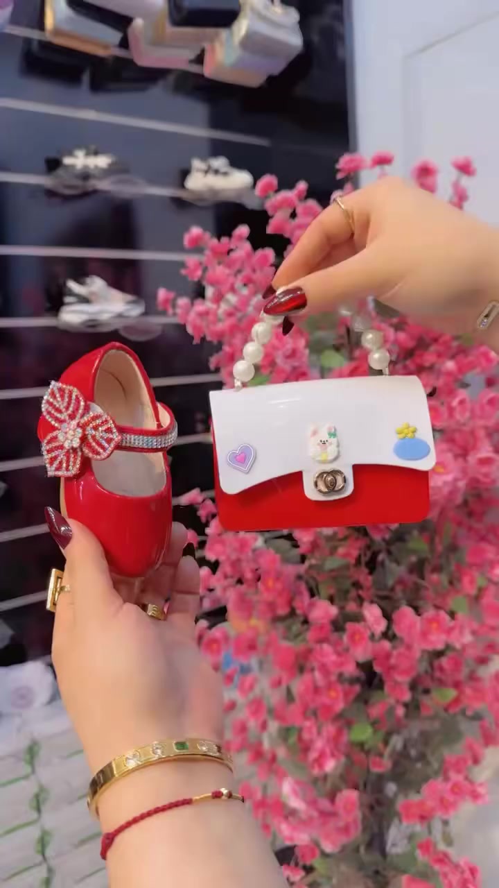 احذية 
بناتي اطفال بيبي قياس25
ال30


**إذا كنت صاحب هذا الإعلان وتريد حذفه لأي سبب، رجاءا أرسل رسالة إلى الدعم الفني**