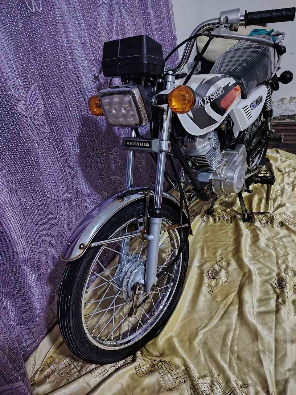 السلام عليكم دراجه ٤ كير ارشا مديل 21اوراق اصولي دراجه شلعه ومعدل فول ب700وبيه مجال *********** مكاني الكوت الجديده
