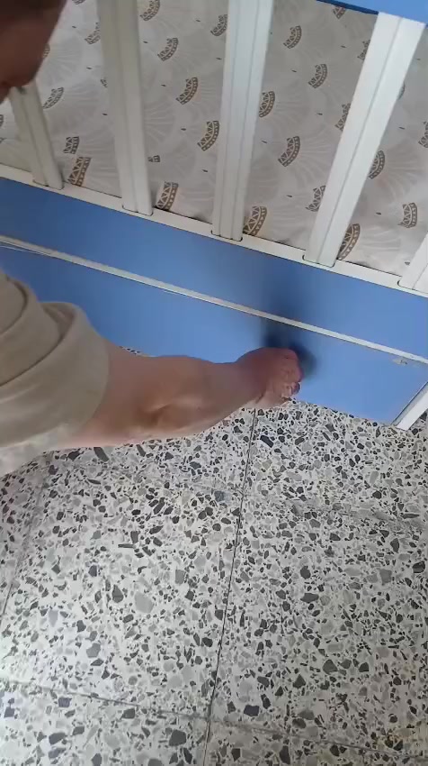 سرير طفل للبيع السعر ٥٠ الف وبيه مجال مكانه في حي نزال ***********
