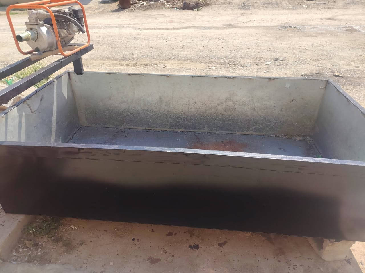 للبيع حوض سمك تريده ثابت يرهم تريده بكيه يرهم حديد مغلون كيج ١٦الطول مترين ونص وعرض متر وعشرين ارتفاع خمسين السعر ٤٠٠ للاستفسار ***********
