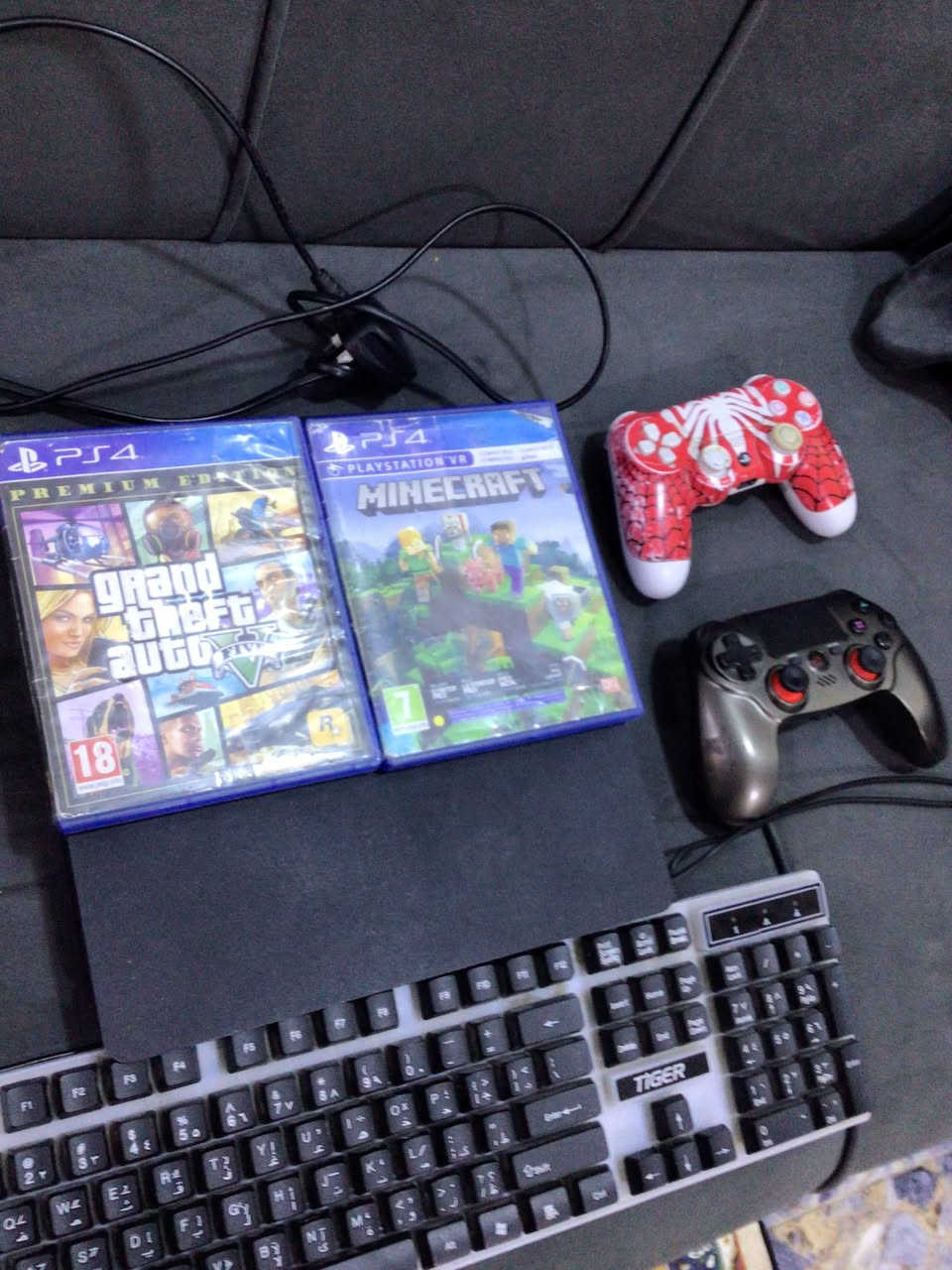 السلام عليك
بليستيشن4للبيع
بيه جوستك 2+شاحنه+كيبورد وماوس
وبيه قرصين ماين كرافت+جي تيء4والعاب تنزيل
السعر285وبيه مجال
رقم:***********
