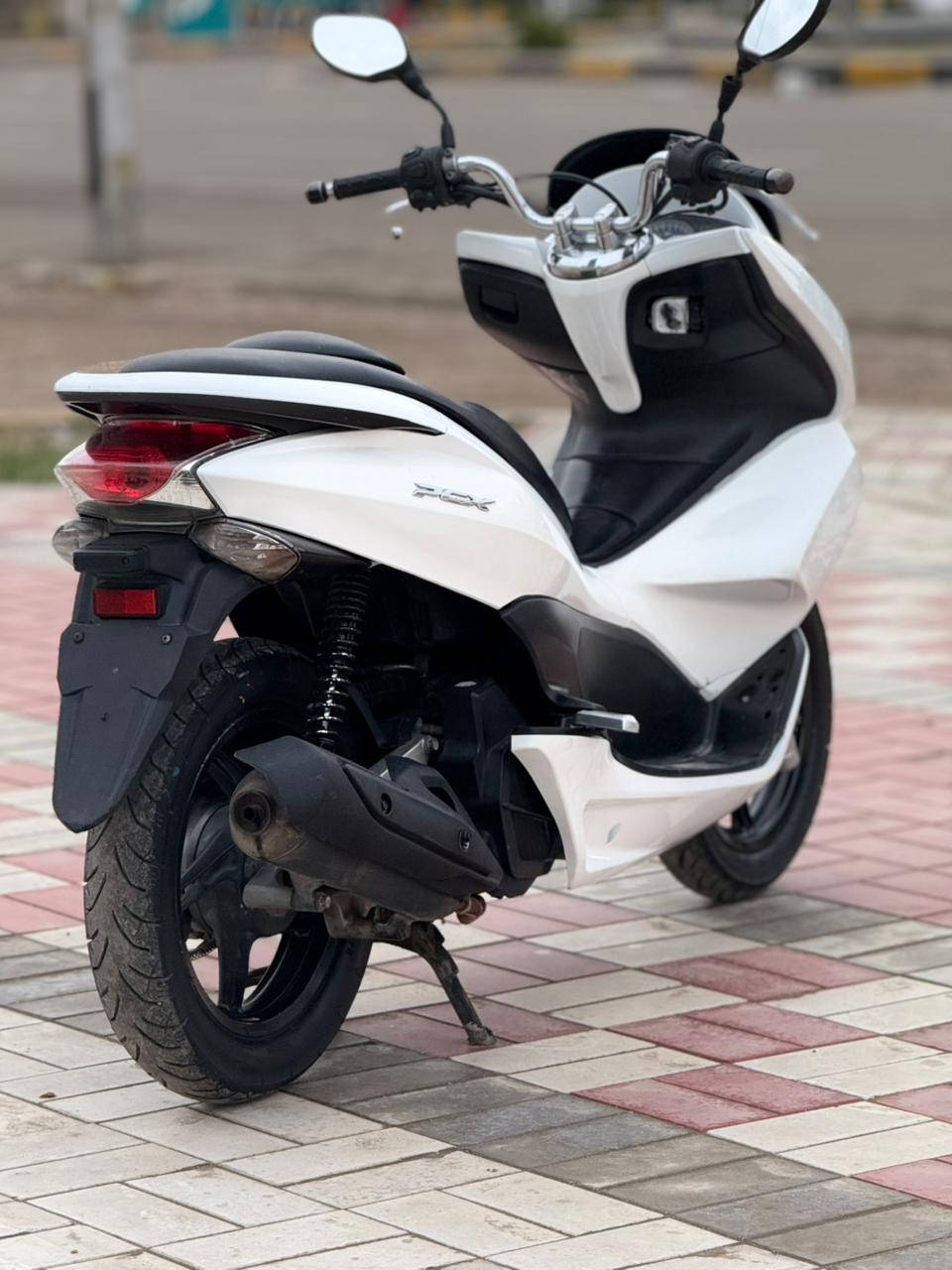 السلام عليكم للبيع دراجه pcxجيل الاول موديل 18 ماخذها رمبه الدراجه على  ايدي حجم مكينه 150ياباني الاصلي دراجه جديده كامله أستان كهربائي حساس ازدحام ٢حرف A الدراجه مكينه لوك شلعه معدل دراجه جديده بمعنئ الكلمه واحلا من الصور  دراجة مكينه مكفوله اي نقص مابيه
السعرمليون 350 وبية مجال 
*********** العنوان الكرخ شارع حيفا قرب جسر باب المعظم
