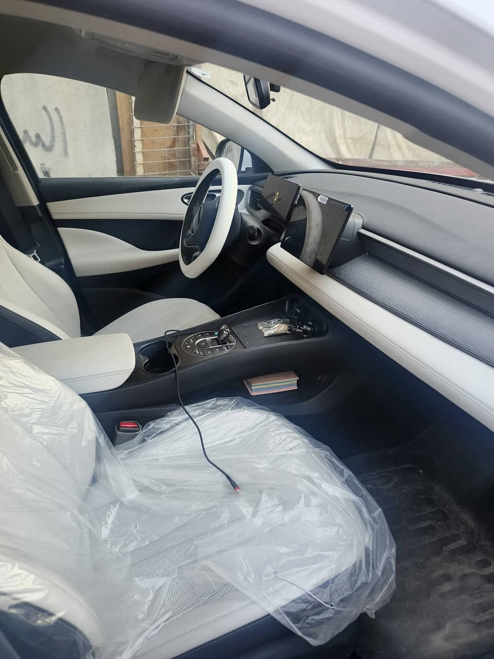 بي واي دي موديل 25
سيارة كفالة عامة بعدهي بريحة وكالة ما عدة ضربة بالصندوق خفيفة كما موضح بالصورة 
ماشية 4000 فقط سيارة زيرو
كارت دخول ذكي 
شاحن 16 امبير 
رقم اربيل 
مكان البصرة 
سعر 122 وبي مجال شي بسيط
رقم تليفون ***********
