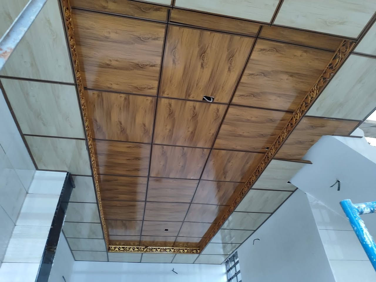 السلام عليكم خلفه سقوف ثانويه مربعات اشرطه شغل ليزر درجة اولى ***********
