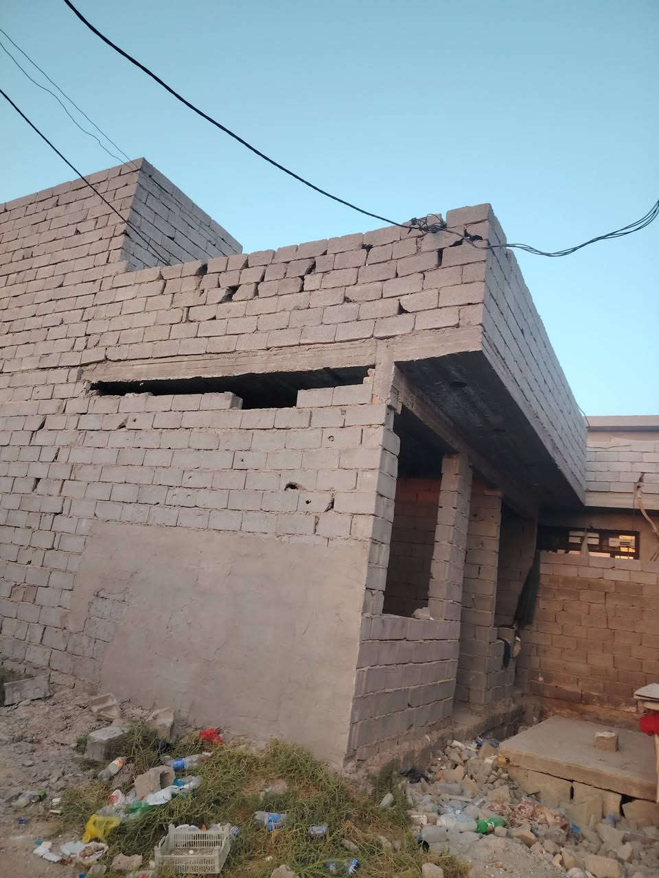 سلام عليكم هيكل للبيع في هورجب شارع لاذاعة خلف الروائي مساحة 100متر طابق ونص سعرة 40وبي مجال ستفسار خاص او تصال ***********
