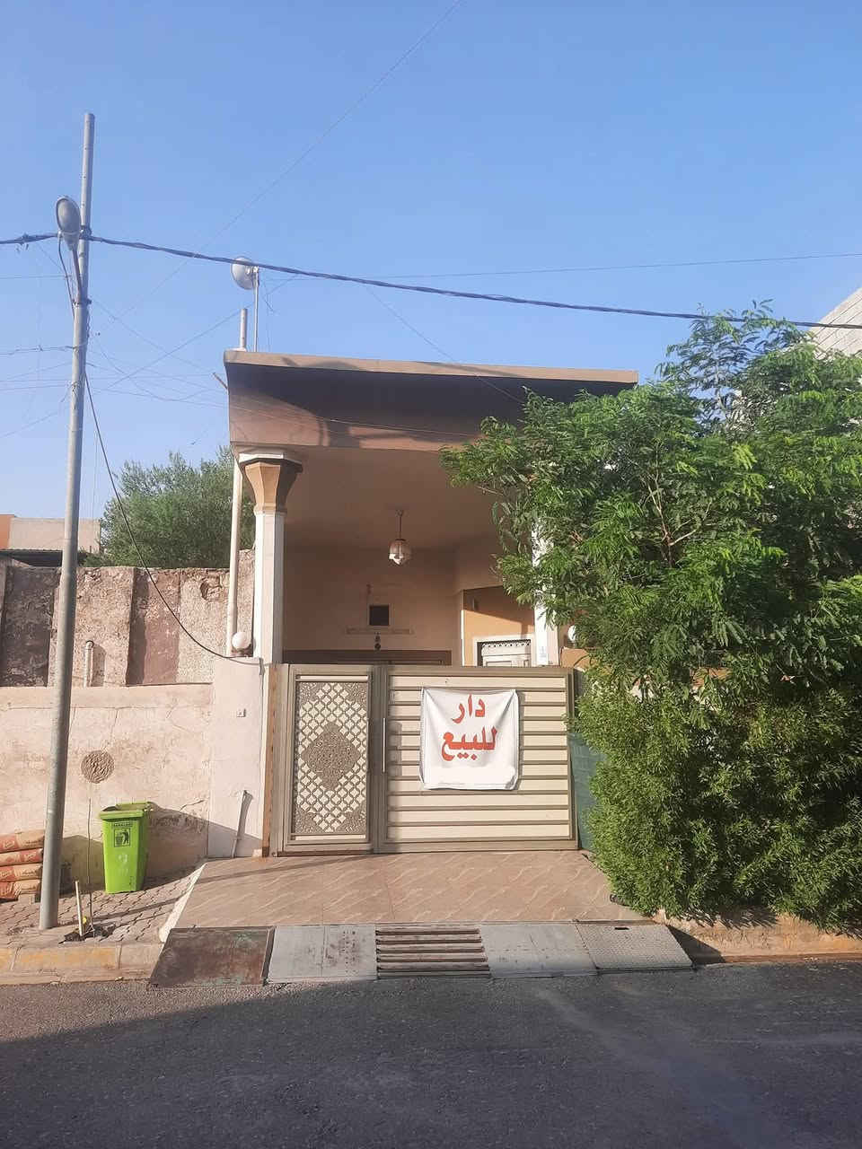 *للبيع دار في حي غرناطة* 🏠

- *الموقع:* حي غرناطة، قرب بانزين خانه غرناطة 📍
- *المساحة:* 180م² (الواجهة 10م، العمق 18م) 📏
- *التفاصيل:*
- قاطع واحد
- بيتونة
- مطبخ
- هول
- مضيف
- غرفتين
- صحيات داخل وخارج 🚿
- مطبخ حراري 🔥
- مخزن بالسطح 🛍️
- دكتات مركزي لكل الغرف ❄️
- *الحالة:* دار حديثة وجديدة ✨
- *رقم الموبايل: *********** 📱

*اتصل الآن للاستفسار!*
