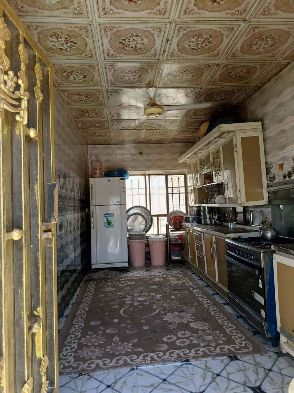 #بيت_______للبيع
المساحة 352 متر ....
يتكون من ثلاث غرف وبراني وصاله ومطبخ وصحيات داخلية وخارجية 
المكان حي الملايين خلف حسينية ال رباد 
بصف بيت  ضاهر الفتين 
الاستفسار الاتصال على الرقم ***********
