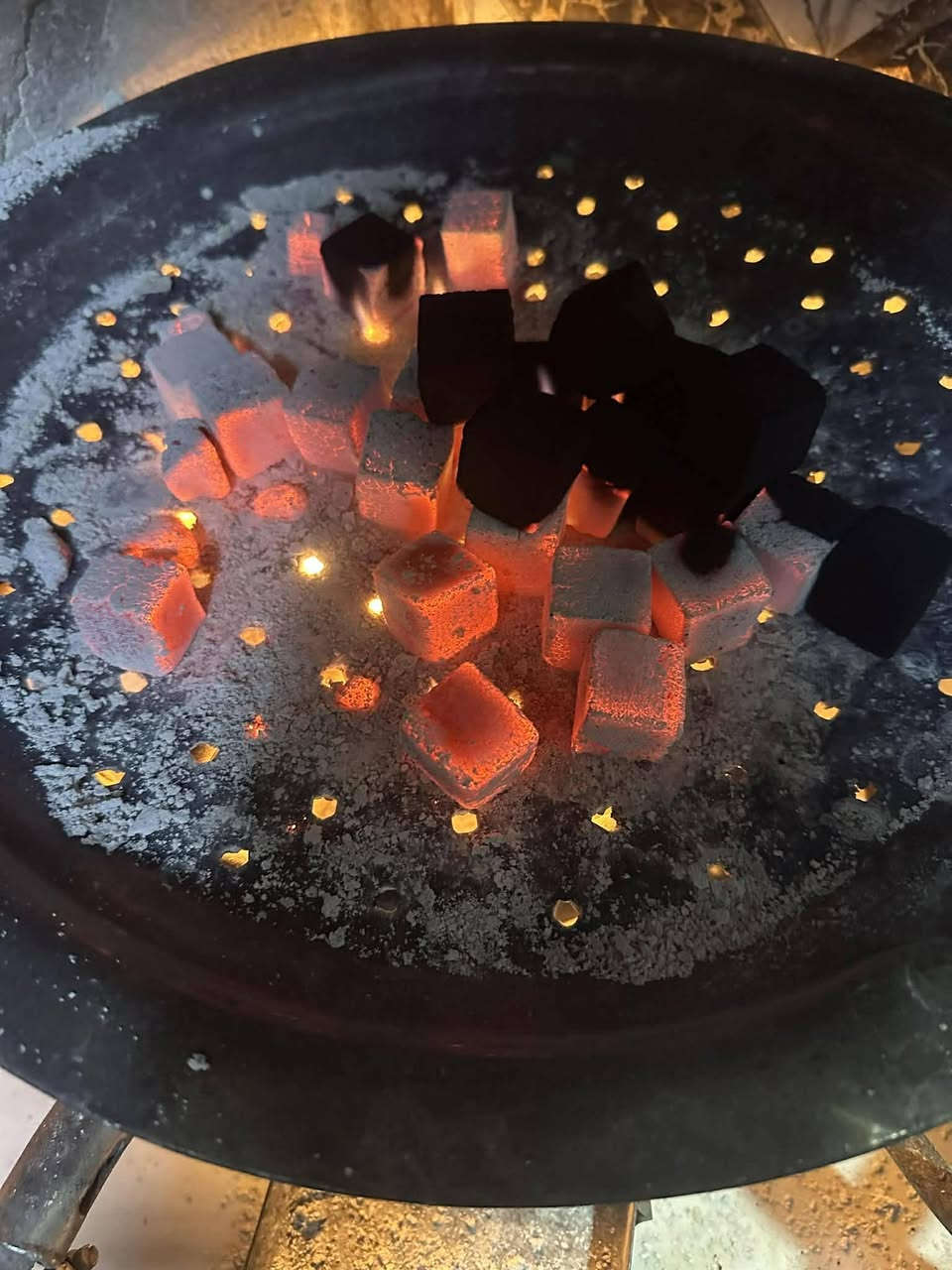 يوجد لدينا فحم درجه اولى يراني مربع وأصابع سعر الكارتون 25الف توصيل الوحده 5 الكارتونين 6واذا تطلب كميه التوصيل علينه لتواصل ***********
