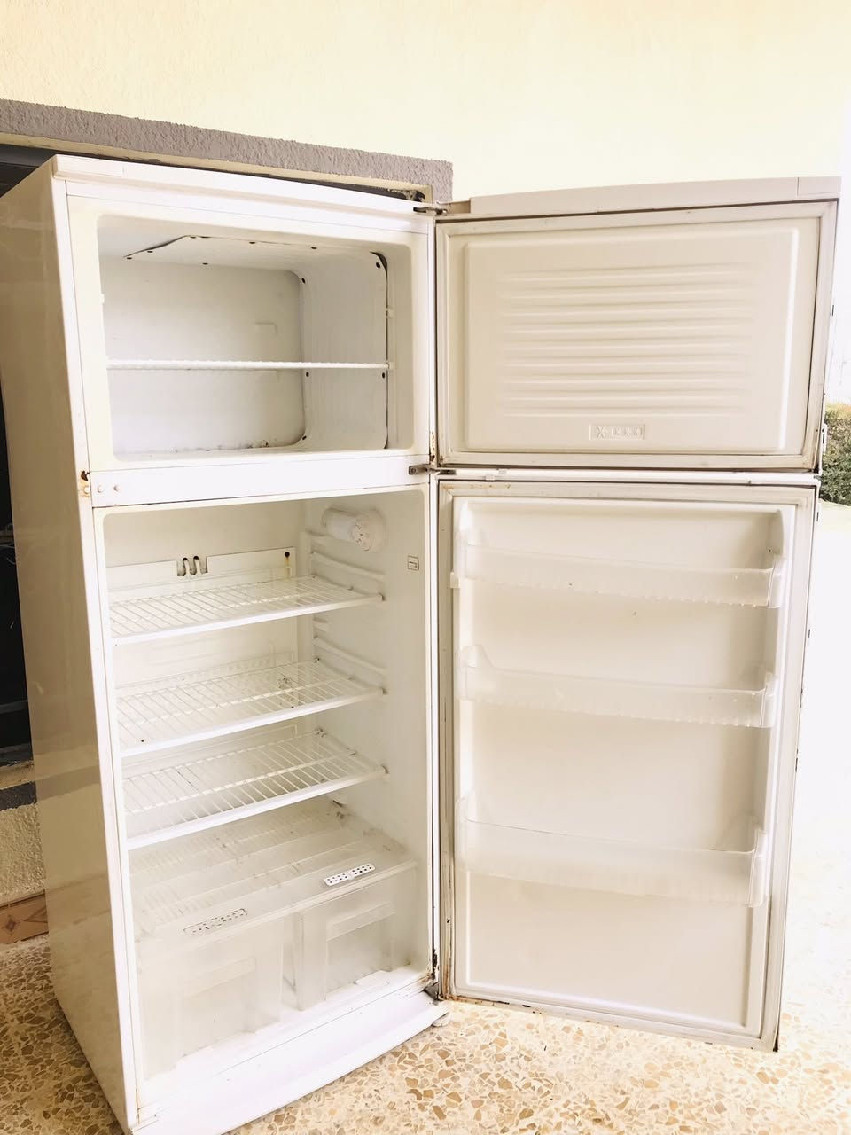 السلام عليكم..#ثلاجة_للبيع
يوجد ثلاجة للبيع نظيفة وشغاله كاملة تبرد وتجمد..
السعر 190 وبيها مجال 
***********
