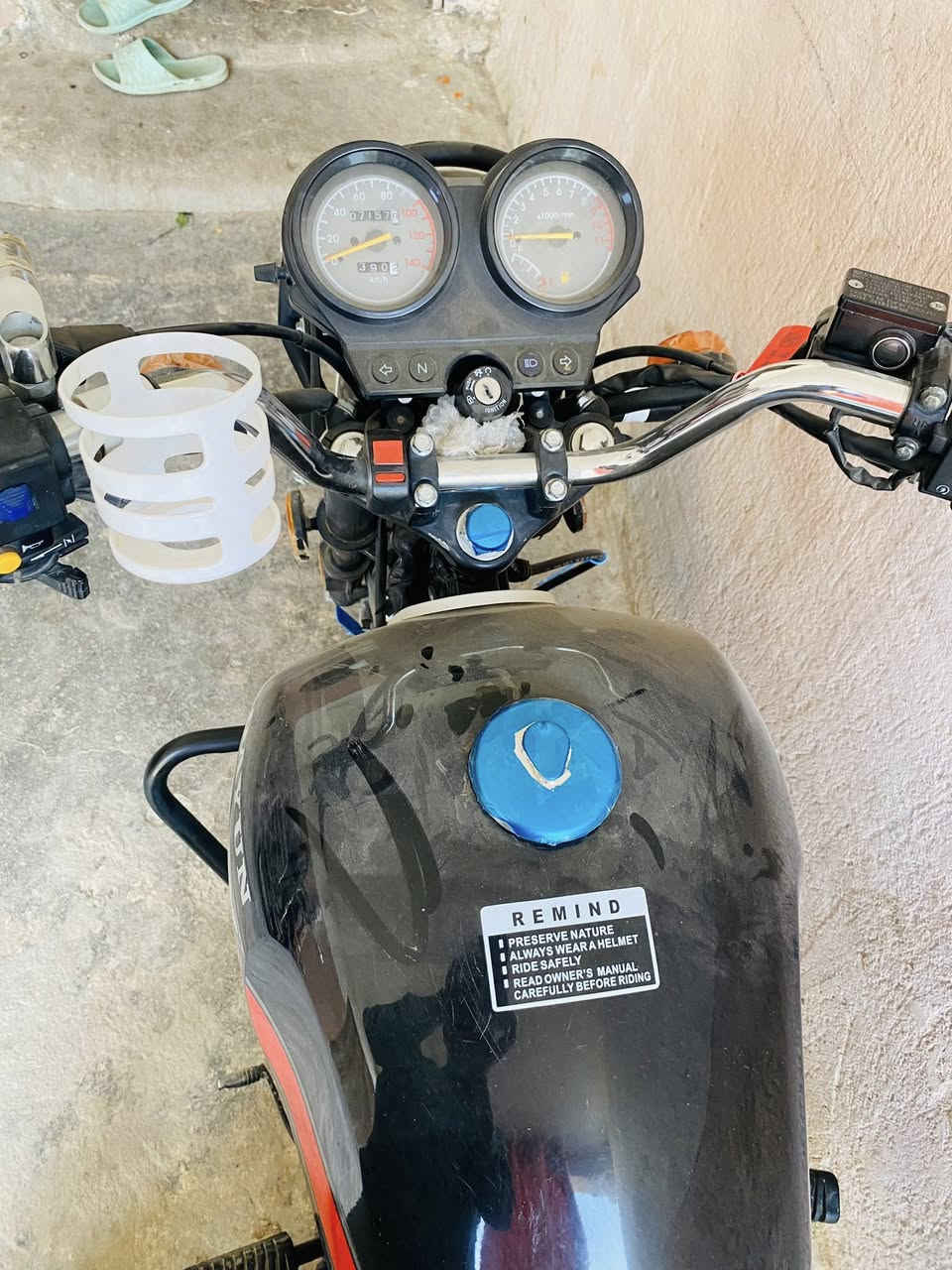 سلام عليكم تانكي وصفاحيات وجاملغ كشر كامل يعني للبيع مال هاي لدراجة بس لصفايحات يختلفن عن لتانكي الشراي يتصل رقم : ***********
