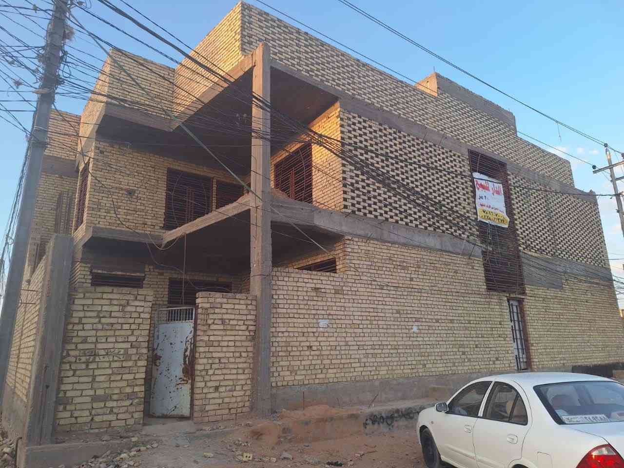 هيكل للبيع 200 متر تجاري وسكني  درجه أولى حي النداء الأول موقعه جدا مميز ركن على شارع عشرين وعلى شارع تلاثين السطح كامل مضروب شتايكر بيه خمس غرف واضافه غرفه سويت وصاله واستقبال ومطبخ وأربع صحيات مع لسويت للاستفسار والسعر اتصل على *********** أو ‭٠٧٨٠ ١١٧ ١٨٩٣‬
