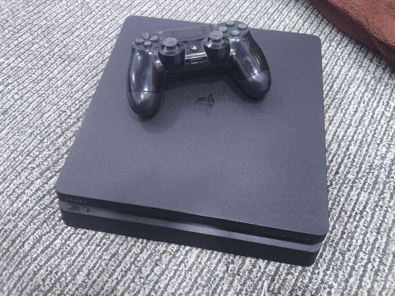 السلام عليكم اخوان بلي ٤ الأصلي الأصلي للبيع مع جوستك الأصلية عدد١ السعر  ٢٢٥
رقم الهاتف: ***********
