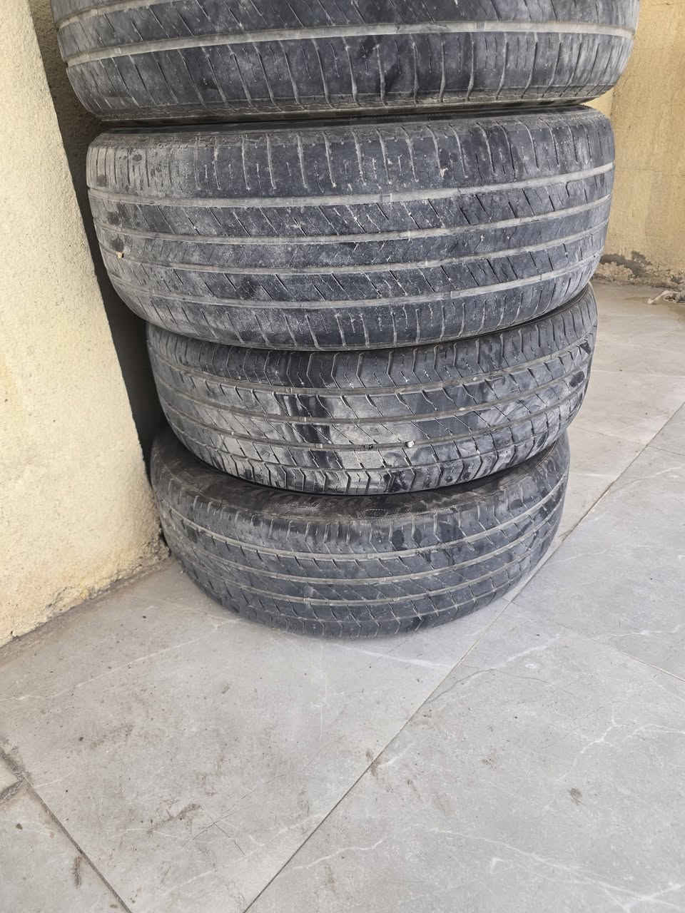 مطريات نظاف كلش ب ١٥ والشباك هو وعلامته ب ٥٥ واللحيه ب ٢٠ واللدات مرات يشتغلن مرات لا ب ٥٠ والتايرات ب نص عمر ب ١٠٠ قياس ٢٢٥/٦٠/١٨ بصره ***********
