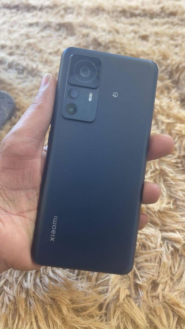 للبيع او المراوس مع ايفون 
هاتف Xiaomi 12T Pro 

بدون ملحقات 

نسخة يابانية تك شريحة 

عربي بلكامل 

معالج Snapdragon 8 Gen 1 

ذاكرة التخزين 256 جيجا 

ذاكرة الوصول العشوائي 12 جيجا 

مواصفات الشاشة 

​النوع: AMOLED (تطلق عليها شاومي CrystalRes AMOLED).

​الحجم: 6.67 إنش.

​الدقة: 1220 × 2712 بكسل (جودة +1.5K)، وهي دقة وسطية توازن بين وضوح الـ WQHD وتوفير طاقة الـ FHD.

​كثافة البكسلات: 446 بكسل لكل إنش.

​معدل التحديث: 120 هرتز (يدعم ميزة AdaptiveSync للتنقل التلقائي بين 30/60/90/120 هرتز لتوفير البطارية).

​معدل استجابة اللمس: يصل إلى 480 هرتز (مثالي للألعاب).

مكاني بغداد الاعظمية 

السعر 300 الف مجال بسيط جدا


**إذا كنت صاحب هذا الإعلان وتريد حذفه لأي سبب، رجاءا أرسل رسالة إلى الدعم الفني**