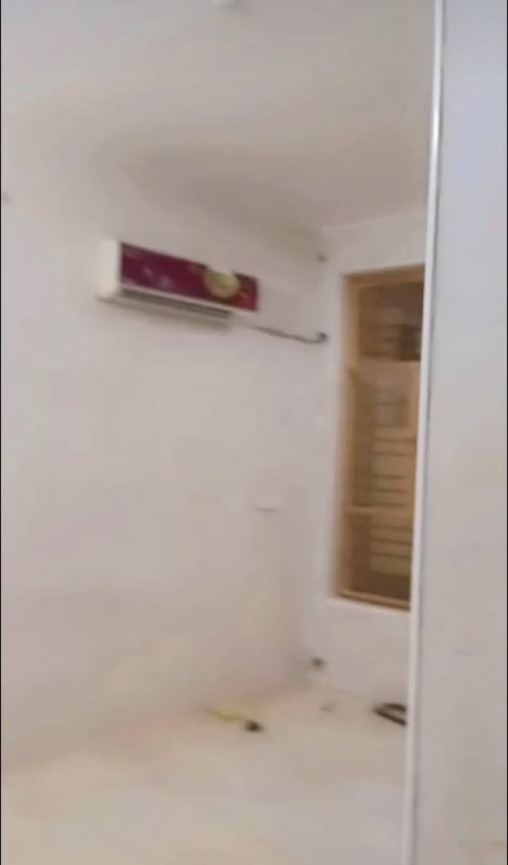 بيت للايجار المساحه ١٥٠متر يحتوي على ٣غرف نوم وكلدور وصاله ومطبخ عنوان شارع ٨٠حي الضباط علما ان البيت بي سبالت ٢ارضيه البيت مرمر بيت نضيف جدا للاستفسار الاتصال على الرقم التالي *********** مكتب مرتضى التميمي للعقار 📍🏡
