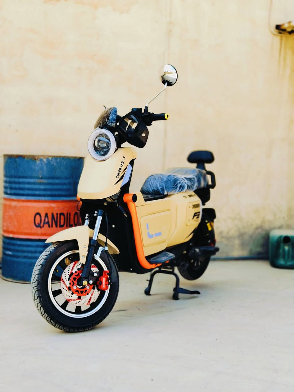 سلام عليكم. 
دراجه شحن F3 صندوق مايعرف مواصفاته لا يجي يدور فلس ونص دراجه اخت صفر جديد فد مرا وصور كدامكم و بطاريات نسبه شحن 100 شاحنه بعدها لوك مشحون لا يزيد اكثر من 5 مرات و اقل نسبه نزل شحنه 60 موطور نصنع خصيصَأ لمسافات طويله وقوه بريكات دهن و قرص حديد هذا موديل رهيب
تواصل: ***********
