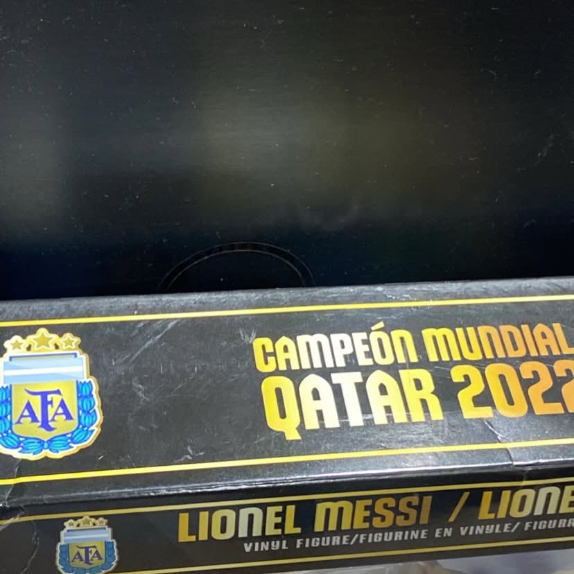 هناك سنوات تمر في تاريخ كرة القدم، وهناك سنوات تُحفر في الذاكرة إلى الأبد. عام 2022 لم يكن مجرد عام عادي، بل كان السنة الأكثر أهمية والأقرب لقلوب ملايين المشجعين حول العالم. إنها الحقبة التي شهدت النهاية السعيدة لأعظم قصة كفاح في تاريخ الرياضة.
في هذا العام الاستثنائي، تحقق الحلم الذي طال انتظاره؛ حيث قاد الأسطورة ليونيل ميسي كتيبة التانغو للتتويج بلقب كأس العالم في قطر. لم يكن مجرد فوز للمنتخب الأرجنتيني، بل كانت اللحظة التي رُفع فيها الذهب ليعلن رسمياً عن كتابة التاريخ بأحرف من نور، لتصبح هذه البطولة هي الأحب والأكثر قيمة في قلوب كل من عشق المستديرة.
هذا الطقم المميز يجسد تلك الحقبة الذهبية بكل تفاصيلها، ليخلد اللحظات التاريخية لميسي وهو يحمل الكأس الغالية ويفرح بالنصر الإعجازي. قطعة لا غنى عنها لكل مشجع حقيقي عاصر هذه الحقبة وأراد الاحتفاظ بجزء من هذا المجد التاريخي داخل غرفته أو على مكتبه.


**إذا كنت صاحب هذا الإعلان وتريد حذفه لأي سبب، رجاءا أرسل رسالة إلى الدعم الفني**