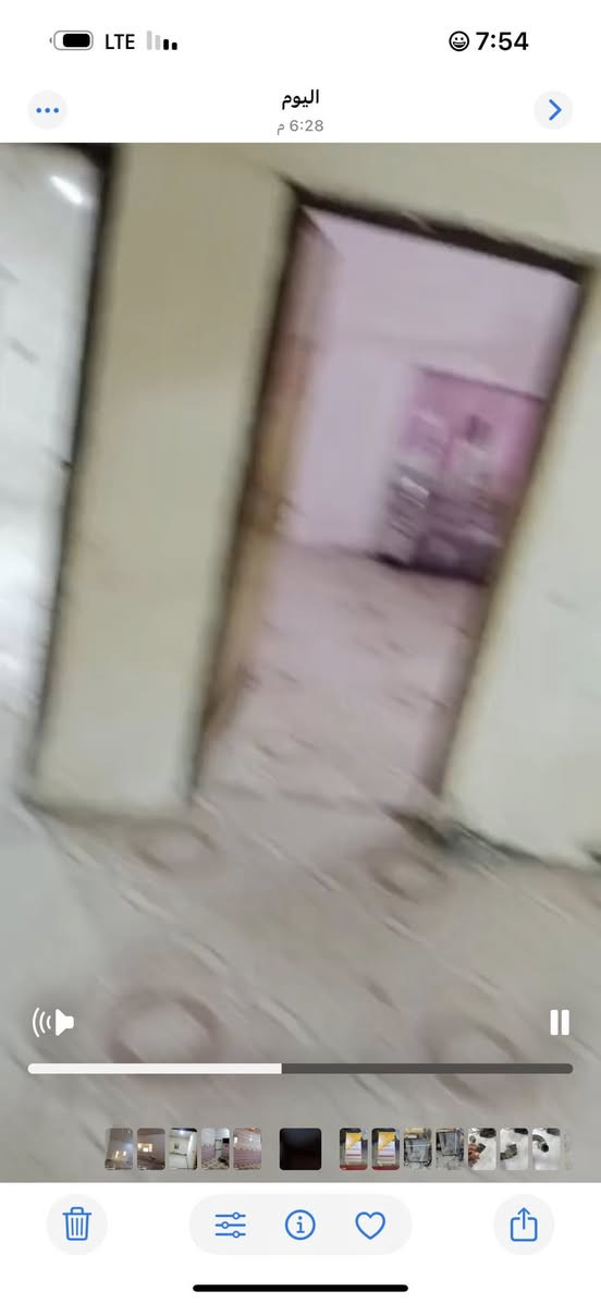 اسلام عليكم بيت لليجارمساحه 200 طابق واحد  في حي الحكيم خلف معارض بيت  شريجي لاستفسار اتصل (***********)
