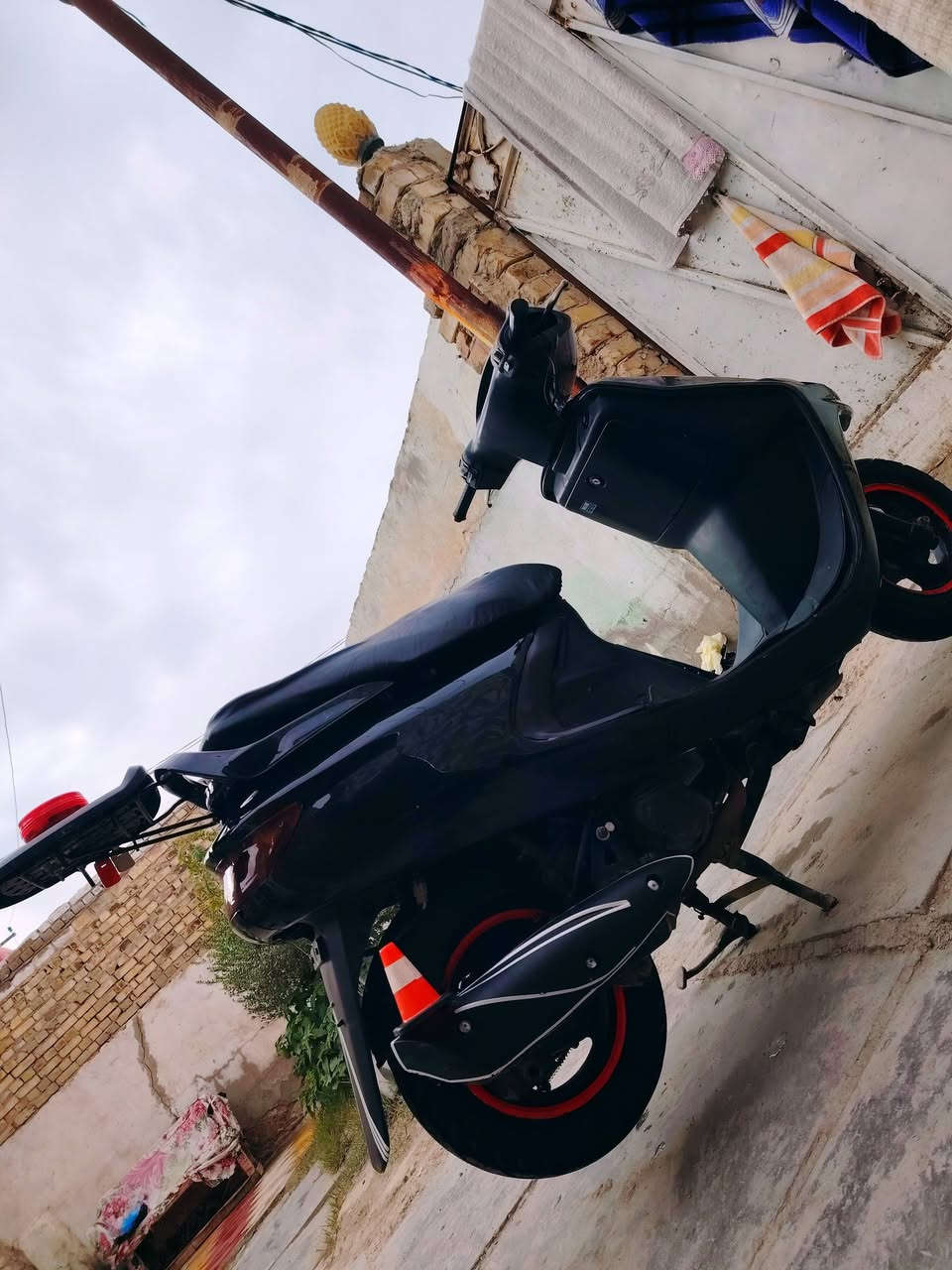 السلام عليكم فراشة للبيع نضيفة فوووول مكينة مبدل بيهة ولفات فقط ناعمة الدراجة مابيه اينقص هورن سلف هندر  لايت امامي بك لايت اشاير رماش يشتغل ع الطاقة الشمسية عداد سرعه شغال تلبيسة كشن جكمجة  شغالة انبيثري شغال كابريتة جديدة تفصيخ هورن جديد تايرات نضيفة سعر ٤٥٠  قفل وبيه مجال قليل حك الجية مكاني الحمزة الشرقي هذا رقمي وبيه واتساب 
***********
