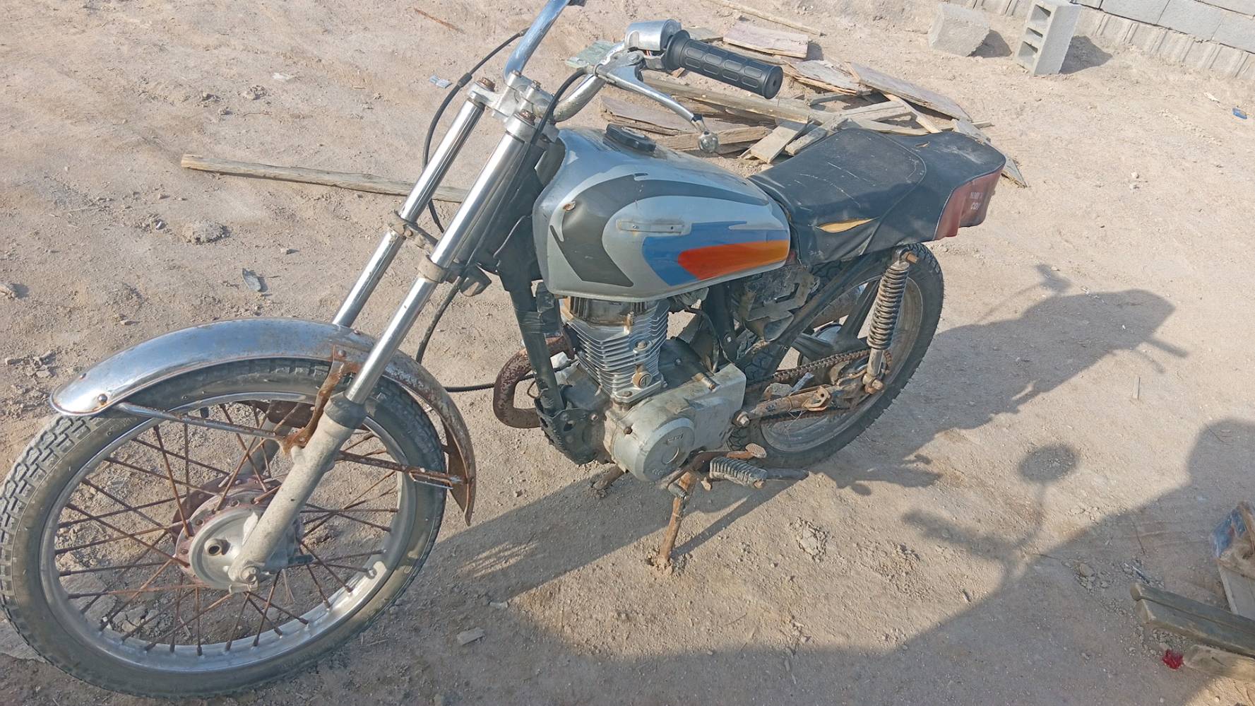 السلام وعليكم دراجه ايراني ادوات شاصي جديد ولا طكت لحيم بي  مكينه حلوه سيجي نامه لقديم  دراجه اخذها بس بدل تانكي وكشن  لويل لورا موجود مالها الاصلي  
السعر ب300 ومجال قليل حك جيه