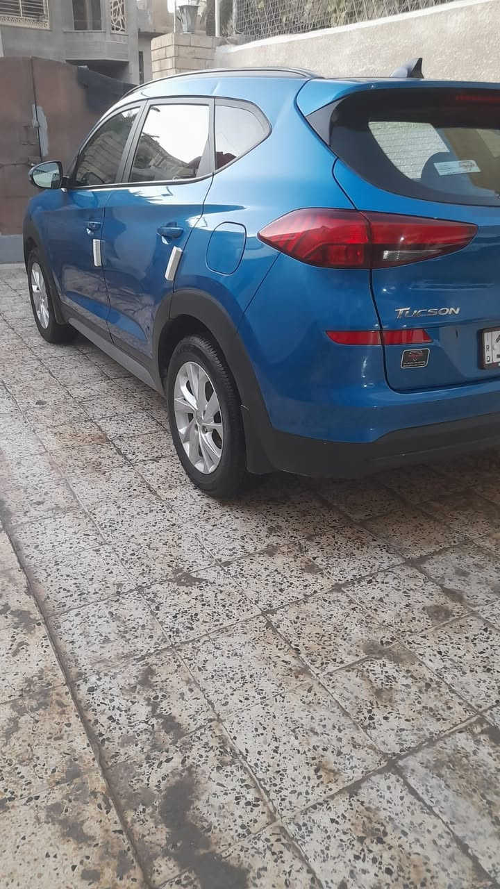 السلام عليكم للبيع توكسان 2021 وارد امريكي ماشية 44 الف السيارة داخلة للعراق كلين صور امريكا مرفقة مع المنشور وهنا بالعراق تبدل باب خلف السكن بسبب حادث بسيط انشد واحد اصلي ونصبغ ، السيارة جديدة جداً المواصفات فول :
-بصمة
-بانوراما 
-رادارات 
-فور ويل 
-كشنات تدفئة امامي خلفي + جلد
-تحكم ستيرن فول
-تحديد مسار
-شاشة كبيرة + كاميرا دوارة
السيارة رقم انبار باسمي سنوية وأرقام جديدة والسعر المطلوب 175$ ورقة وبيها مجال بسيط العنوان بغداد جميلة - شارع خير الله
وللاستفسار الاتصال على الرقم ***********
وشكراً …
