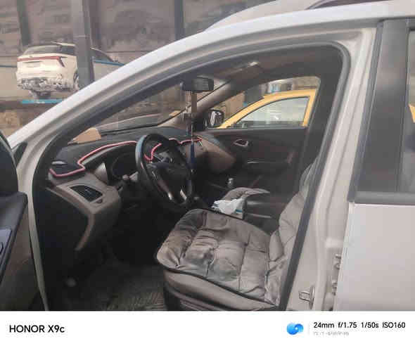 السلام عليكم ورحمة الله وبركاته للبيع توسان خليجي موديل ٢٠١٢محرك ٢٠٠٠دوش صبغ قطعه وحده جامرلغ خلفي خلف السائق تخم تاير جديد السعر ١٣٠وبيه مجال بسيط مكان السياره بغداد الشعب للاستفسار ***********
