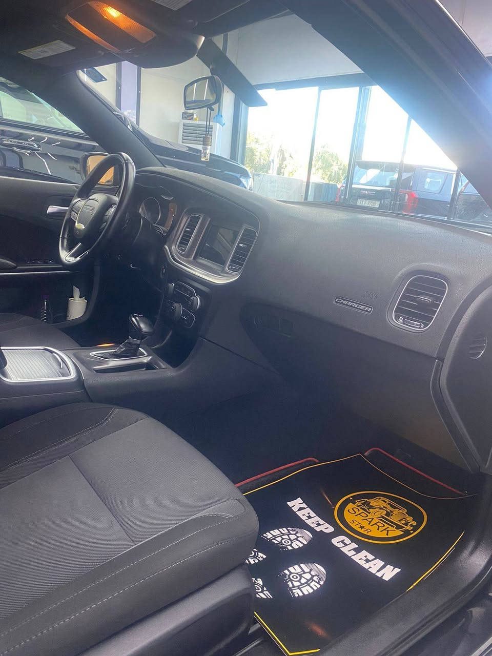 جارجر موديل ٢٢ اس اكستي ماشيه ٣٩ جديده بعده عله وضع الشركه مكينه كير حداديه تخم تاير ويل ٢٠ اصلي ابلاك توب جاهزه ممفتوح بي اي برغي كله عل شركه حادث جاملغ وبنيد فقط بدون ايرباك مطاك ايرباكه بيه بدايه خشم شاصي بدايه فقد جه اليسره حادثه والباقي كفاله رقم بغداد بسمي اصل ٢٢ تويل السياره مكان بغداد بلديات السعر ٢٢٠ الاتصال *********** عله رقم صور حادث مرفق بلمنشور
