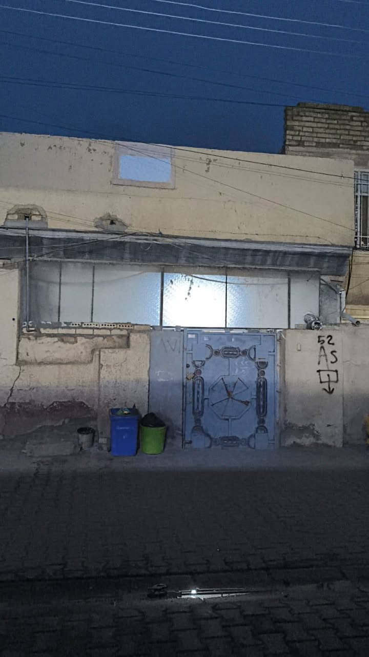 بيت مساحة ١٥٠متر للبيع الاتصال على الرقم *********** شارع الدراجين السعر ٧٠مليون وبي مجال
