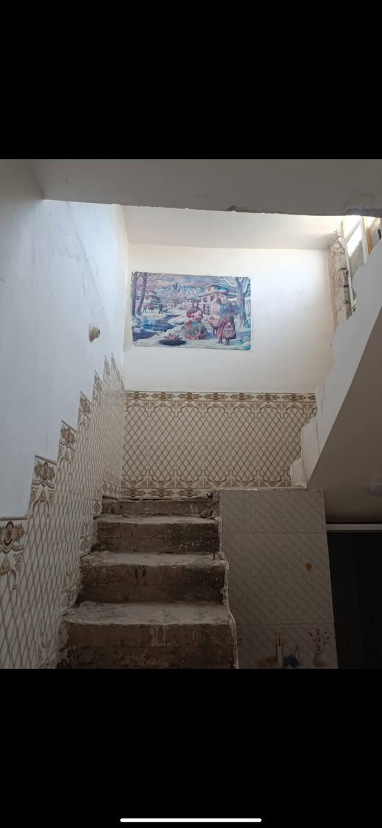 بيت للايجار ورديه خارج خلف مستشفى الكفيل مقابل مدرسه الشهيد احمد العبيدي يتكون من هول واستقبال مفتوح على الهول ومطبخ صغير 2 ونص في 3 وغرفتين نوم وحده جوه ووحده فوك الفوك مو كامله وصحيات داخليه وخارجيهه
ايجاره 250 وبيه مجال 
0778 075 4398
