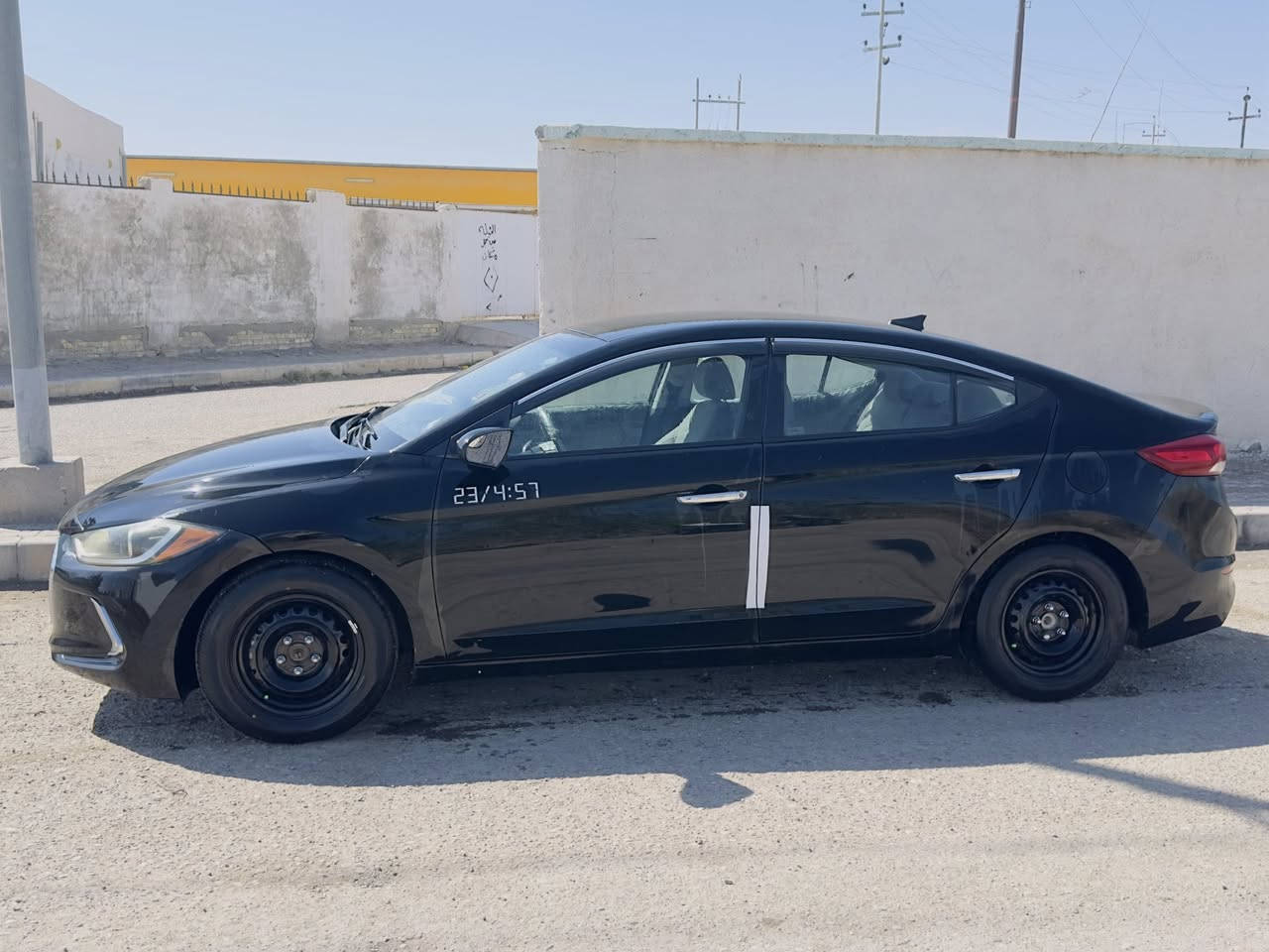 السلام عليكم
النترا 2017 رقم بغداد 

حادث بنيد فقط السونار موجود 

بدون صبغ بدون معجون 

كير ومكينه 

 كفاله من الفتح والتبخير والتنقيص 

سياره جاهزه للاخير 

السعر 123 وبيها مجال حك الجيه 

***********
