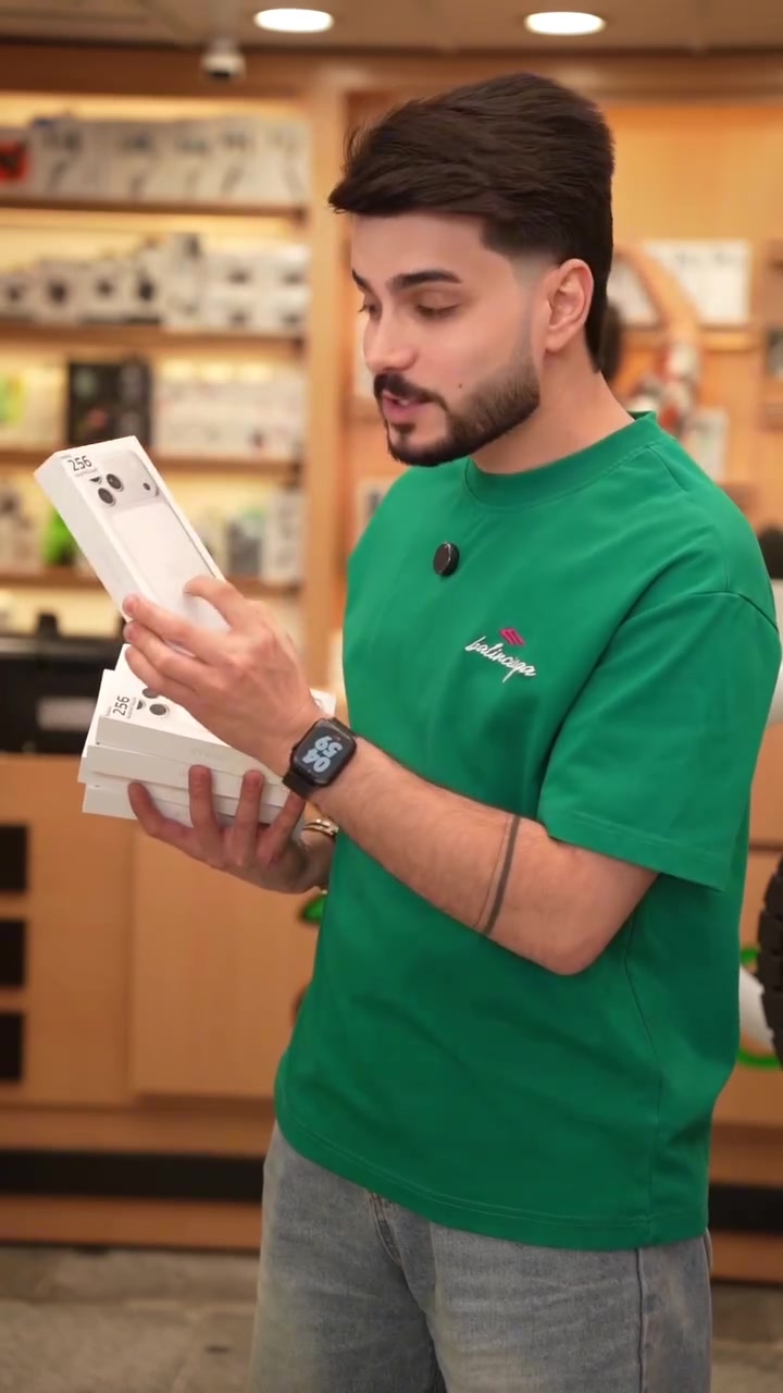 ⁨	آيفون 17 برو ماكس — 1,850,000 د.ع 
 ضمان سنة  نسخة E-sim
متوفر الآن في فروعنا 
📍 المنصور: ***********
📍 زيـــونة: ***********
📍 العامرية: ***********⁩
