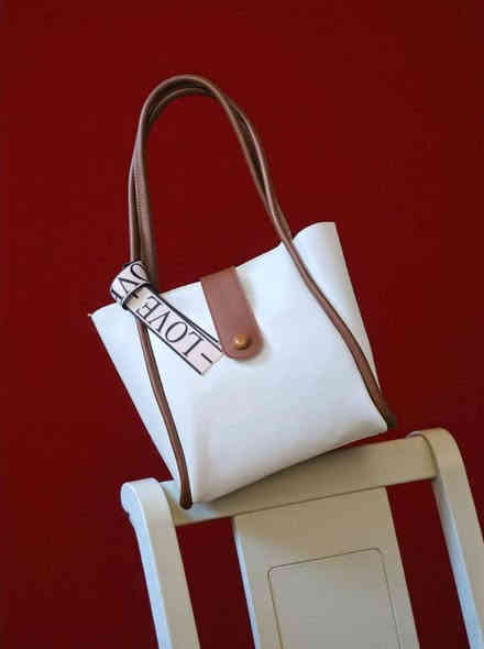 #جديــدنا✨

#جمال_الحقيبه_واناقتها🥰

#متـوفره_بكل_الالوان

سعر القطعه 10 الاف دينار فقـط😍
ـــــــــــــــ
#للحجز تواصل على الخاص او
واتس اب ***********
متوفر توصيل جميع محافظات العراق
#عنوانا_بابل_قضاء_المسيب_شارع______البلدية_خلف___مرطبات_الخيام_الانباري
