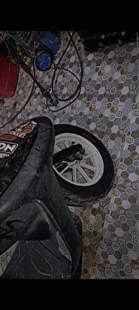 دراجة سكوتر مع تصميم مميز وملصقات على الهيكل. اللون أسود مع إطارات بيض...