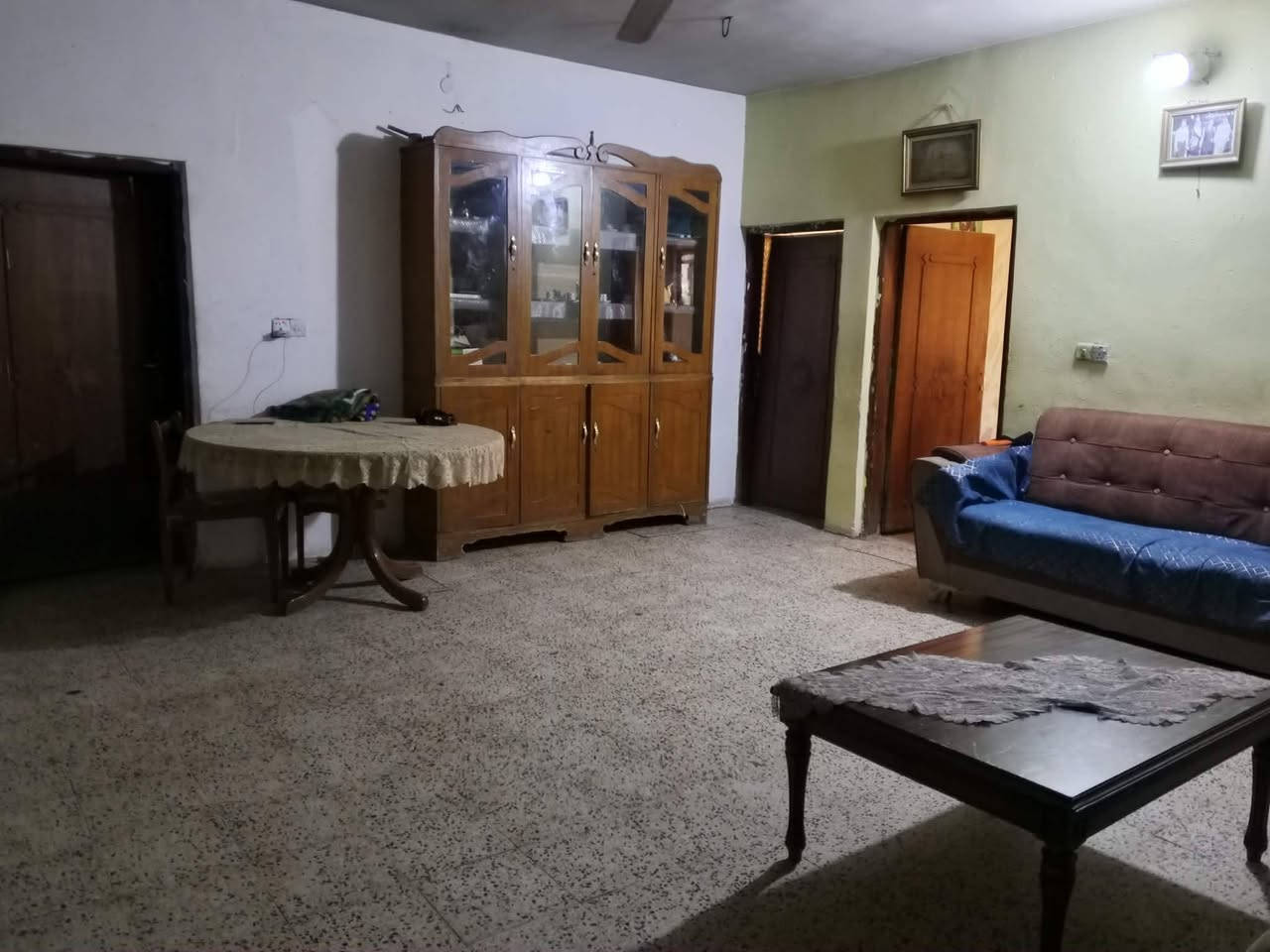 السلام عليكم 
دار للبيع  طابو زراعي سند 25 بأسمي المساحه 320 م الواجهه 20 متر  يتكون من اربع غرف نوم واستقبال كبير وصاله واربع غرف نوم ومطبخ وخدمات كاملة بناء مسلح طابق واحد الموقع ابو دشير قرب معمل الببسي المنطقة كاملة الخدمات ماء كهرباء مجاري عرض الشارع 20 متر السعر 170 للاستفسار اكثر الاتصال على الرقم ***********
