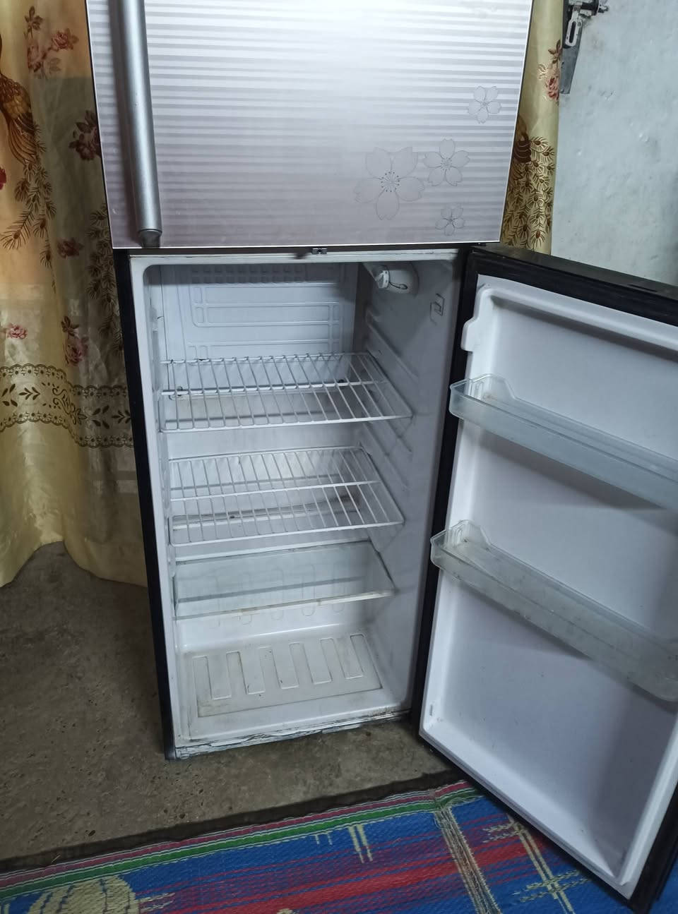 طبلات أربعة زغار وحدة جبيرة مضيفات سعر75مكان حلة ابو غرق هاذة رقمة ***********ثلاجة على فحص تجميد فول حجم وسط وبيهة ضمان سعر120وبيهة مجال لشراي يتصل ***********حلة حي المهندسين قرب مجمع امين طبي
