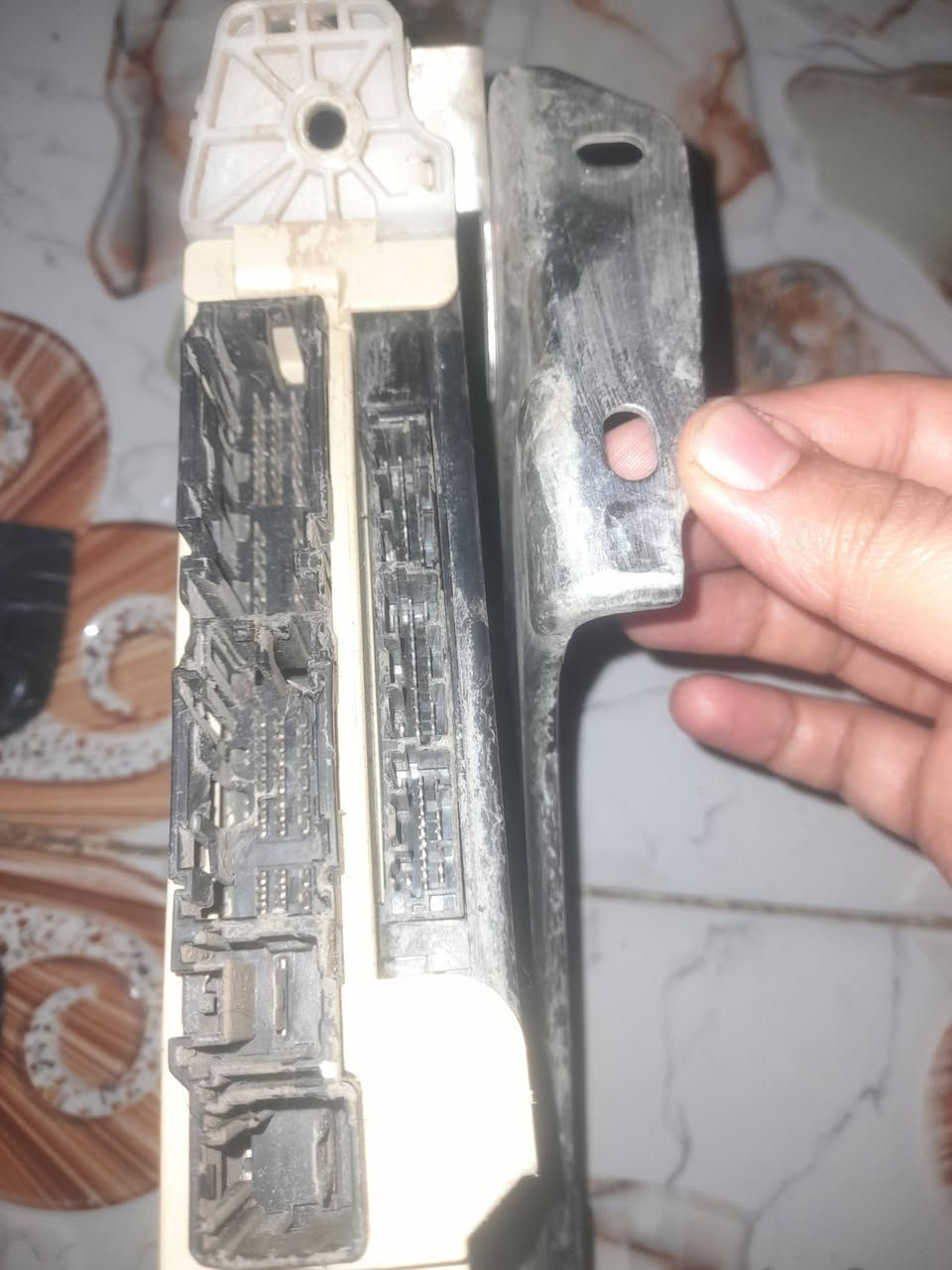 للبيع عقل بودي (كمبيوتر جلبة) تويوتا كورولا أصلي بلاد - شركة دنزو (Denso)
السلام عليكم شباب..
عندي عقل بودي (عقل الجام والقفل والمستلزمات الداخلية) خاص بسيارات تويوتا كورولا.
​حالة القطعة: تفسيخ، نظيفة جداً وشغالة 100% وجاهزة للشد، وتجي وياه القاعدة الحديد الأصلية مال التثبيت.
​الصناعة: أصلي بلاد (Denso اليابانية).
​رقم القطعة الأصلي: 89221-02164
​رقم شركة دنزو: TN238100-8891
​التوافق: يركب على أغلب موديلات الكورولا (من موديل 2008 وصاعد)، بس الأفضل تطابق الرقم المكتوب وية عقل سيارتك القديم حتى تضمن التوافق 100%.
​السعر: 65,000 دينار عراقي (وبيه مجال قليل للشراي الطيب).
المكان: بغداد


**إذا كنت صاحب هذا الإعلان وتريد حذفه لأي سبب، رجاءا أرسل رسالة إلى الدعم الفني**