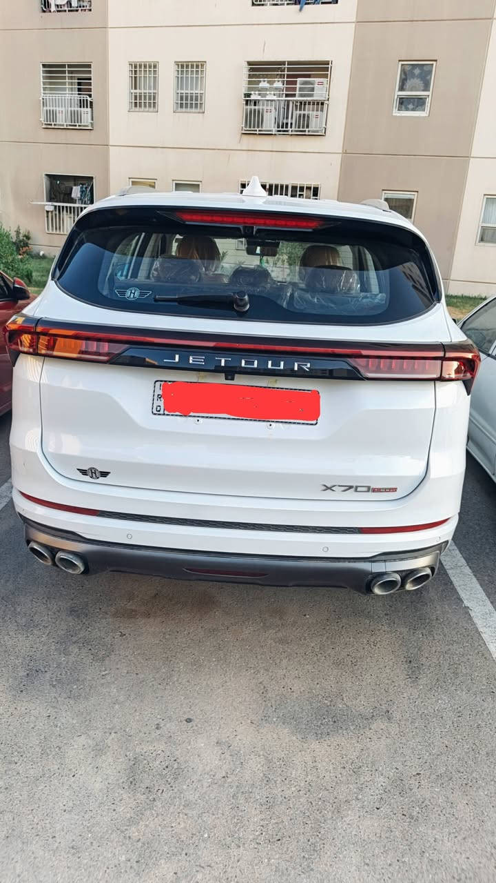 السلام عليكم
‏جيتور X70 بلس لكجري 2025 
‏🔥 Jetour X70 Plus luxury 2025 
‏🚘 رقم بغداد 🚘 فل مواصفات 🔥
‏🚘 خليجي 
‏🚘  عداد مسافة (1800) 
‏🚘 موديل 2025
‏⚙️ حجم المحرك 1.6L TURBO
‏⚙️ مرتبط بناقل حركة أوتوماتيك
‏🔑 مفتاح التشغيل بصمة 
‏🪟 بانوراما 
‏🚗 دفع ثنائي FWD
‏‼️ اريل نفكيتر 
‏📍 حساسات أمامية
‏📍حساسات خلفية 
‏💡لايت هالوجين
‏🔦️ بك لايت LED 
‏🚘 دخول بصمة ذكي 
‏🛞 حجم الاطار 255/45R20
‏🛞 ويل كب 20
‏🛞 4 دسك
‏🛞 حساسات ضغط الاطارات 
‏✨️ اشارة في المرايا الجانبية 
‏✨️ المرايا قابلة للطي كهرباء 
‏🌧 ماسحة خلفية 
‏🎈عدد AIR BAG 6
‏🚗 هاند بريك كهرباء 
‏🚗 ا ABS 
‏🖥 دشبول شاشة ديجيتال 
‏🖥 شاشة Apple Car play 
‏📷 كاميرا دوارة 
‏📷 4 كاميرات
‏💡الانارة الداخلية LED 
‏⭕️ مقود جلد حياكة  
‏🛣 مثبت السرعة Cruise 
‏🎶 المودات والاوامر الصوتية 
‏🎶 ا Bluetooth / T YPCE
‏⚡️مخرج منفذ الطاقة 
‏🔍فحص نظام السيارة 
‏💺تتسع المقصورة ل 7 ركاب
‏💺المقاعد جلد
‏💺حركة المقاعد الامامية كهرباء 
‏💺تدفئة وتبريد المقاعد الامامية
‏💺 ذاكرة وضعيات مقعد السائق
‏👶 مثبت مقعد الطفل ISOFIX 
‏❄️ تبريد شاشة 
‏🚘 أوضاع القيادة Drive Mode 
‏🚘 أوتو هولد Auto Hold 
‏🚘 رادار
‏🚘 تحديد المسار
‏⛷️ نظام مانع الانزلاق 
‏⛰️ نظام نزول المنحدرات 
‏🚘 تطعيم الدواخل ألمنيوم 
‏
‏📐 أبعاد ومقاسات السيارة📐
‏📏 الطول   486  cm     
‏📏 العرض  193  cm
‏📏 الارتفاع  178  cm
‏🚘 ضمان لمدة عشر سنوات أو 1000,000 كم 🚘
‏
‏السعر المطلوب (29.000.000) مليون
‏***********
‏
