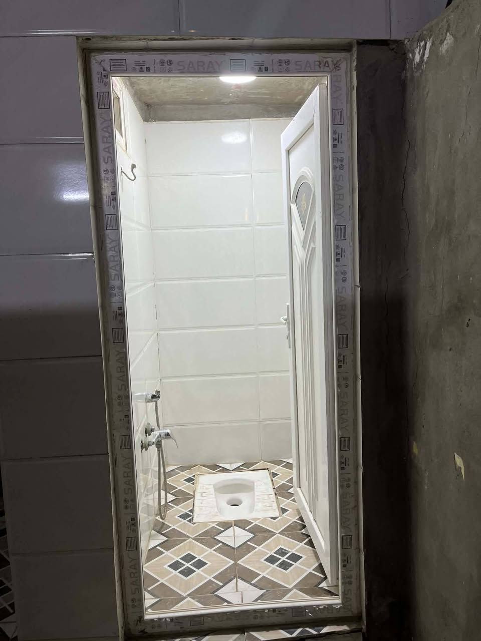 مساحة البيت 150
واجهه 6
نزال 25
زراعي سند 25
عكاده يحتوي على طابقين
الطابق الاول صحيات داخليه وخارجيه مطبخ غرفه واستقبال وصاله
الطابق الثاني كامل هيكل كهرباء ومي ومجاري 
يحتوي على غرفتين وصاله وصحيات

للاستفسار على الرقم 
***********📞
***********
