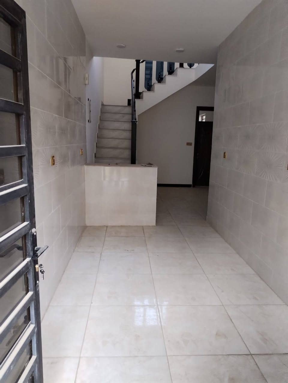 بيت جديد في الدورة - البوعيثة - مجمع السلطان الأول

للبيع بيت جديد في مجمع السلطان الأول بالبوعيثة، بمساحة 100 متر مربع  يُشمل:
- استقبال
- 2 غرفتي نوم
-مطبخ
-هول داخلي
- 2 حمام
بسعر مميز : 132 مليون دينار قابل للتفاوض
تصميم مناسب العائلة ، يوفر البيت مساحة مُريحة وموقعاً مميزاً
للتواصل: [***********]
متوفر واتساب :
https://wa.me/9647708987125 بغداد, العراق
