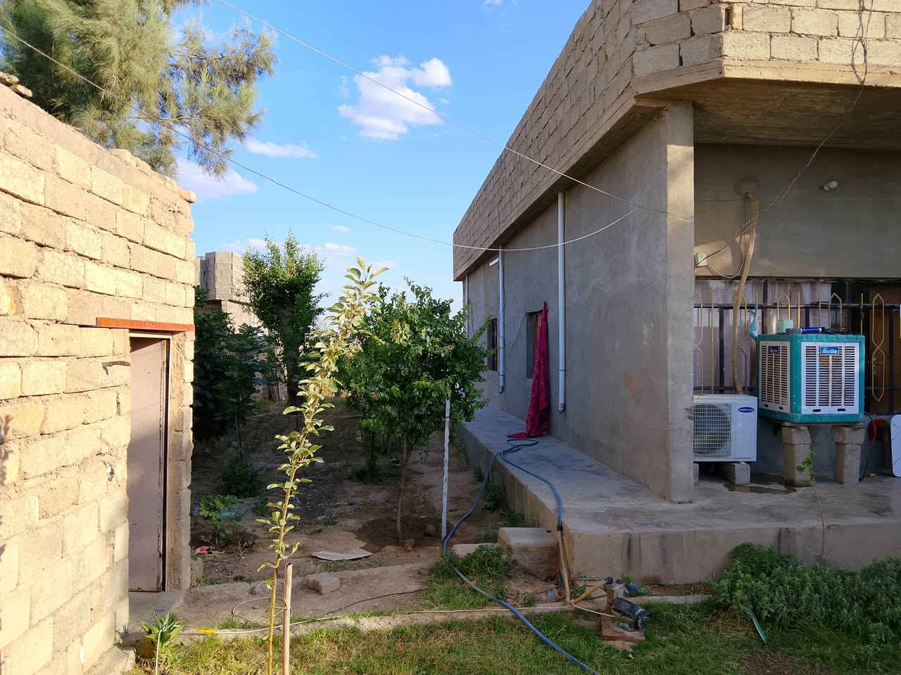 السلام عليكم دار للبيع مساحه 750 / في تل ابو جراد بدايتها يم صيطره عل شارع الرئيسي دار مكون من ستقبال غرفتين نوم مطبخ مجمع محل خارجي ارض زراعيه بسمنه للتصال ***********

